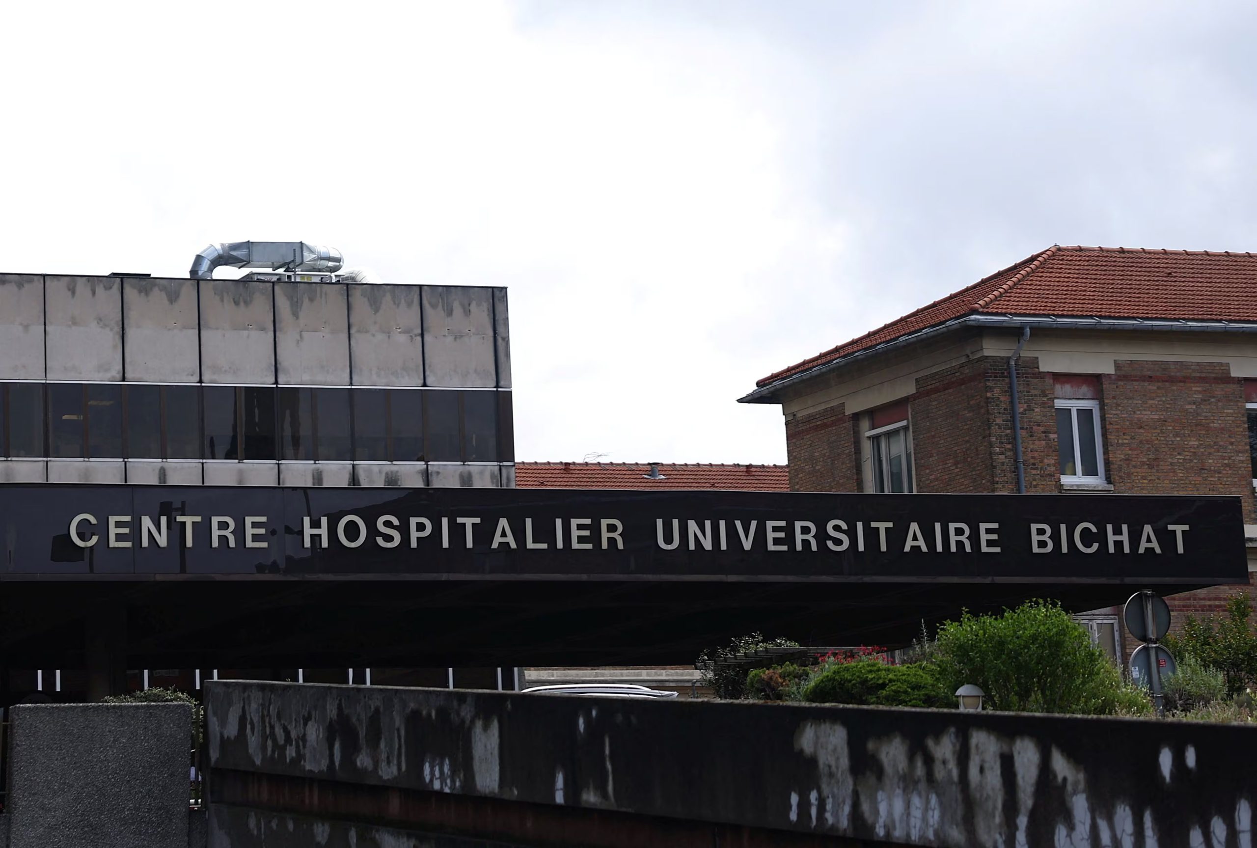 Vista del Hospital Bichat, donde se encuentran en cuarentena los pasajeros franceses repatriados del buque MV Hondius, afectado por el hantavirus, en París, Francia, el 11 de mayo de 2026. REUTERS/Abdul Saboor