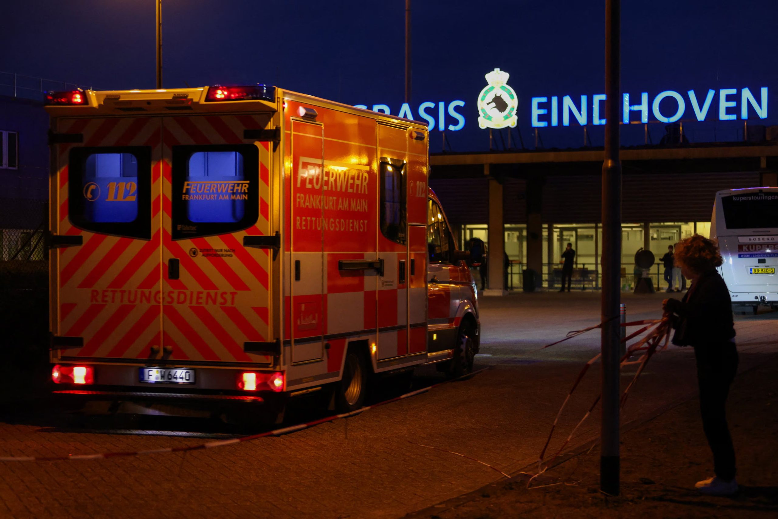 Una ambulancia sale de la base aérea el día en que los pasajeros del crucero MV Hondius, afectado por un brote de hantavirus, llegan a la base aérea de Eindhoven, Países Bajos, el 10 de mayo de 2026. REUTERS/Nicolas Economou