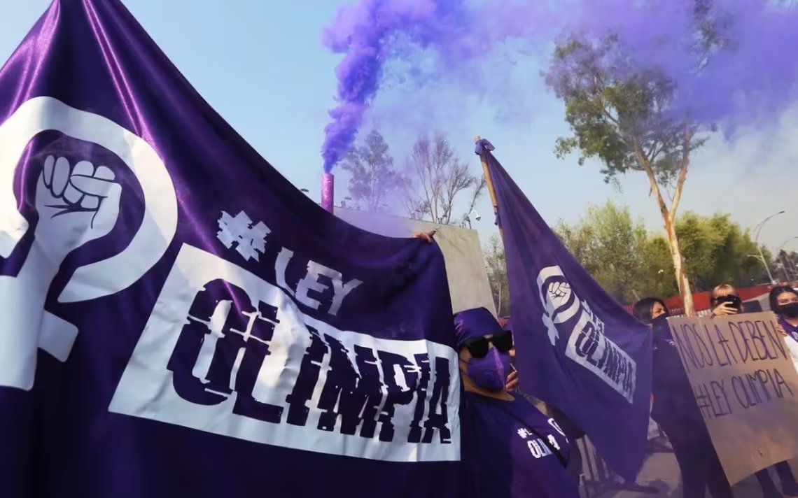 Durante la pandemia el grupo de Defensoras Digitales comenzó a recibir hasta treinta casos por día de violencia en línea. A partir del desafío que representaba el acompañamiento surgió la idea de utilizar la tecnología para crear un servicio que ofrezca atención personalizada y empática, contenga y acerque soluciones (Cuartoscuro)