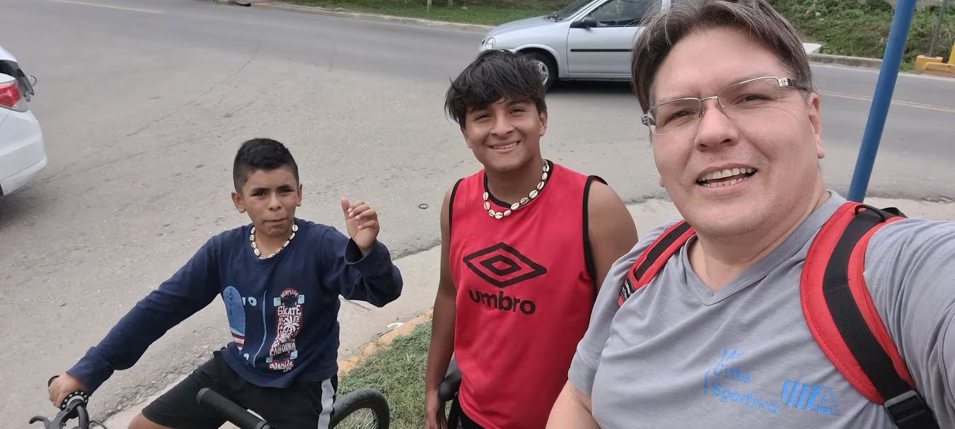 Ezequiel pasó gran parte de su infancia en un hogar convivencial, donde se hizo muy amigo de Emanuel: ambos soñaban con encontrar una familia