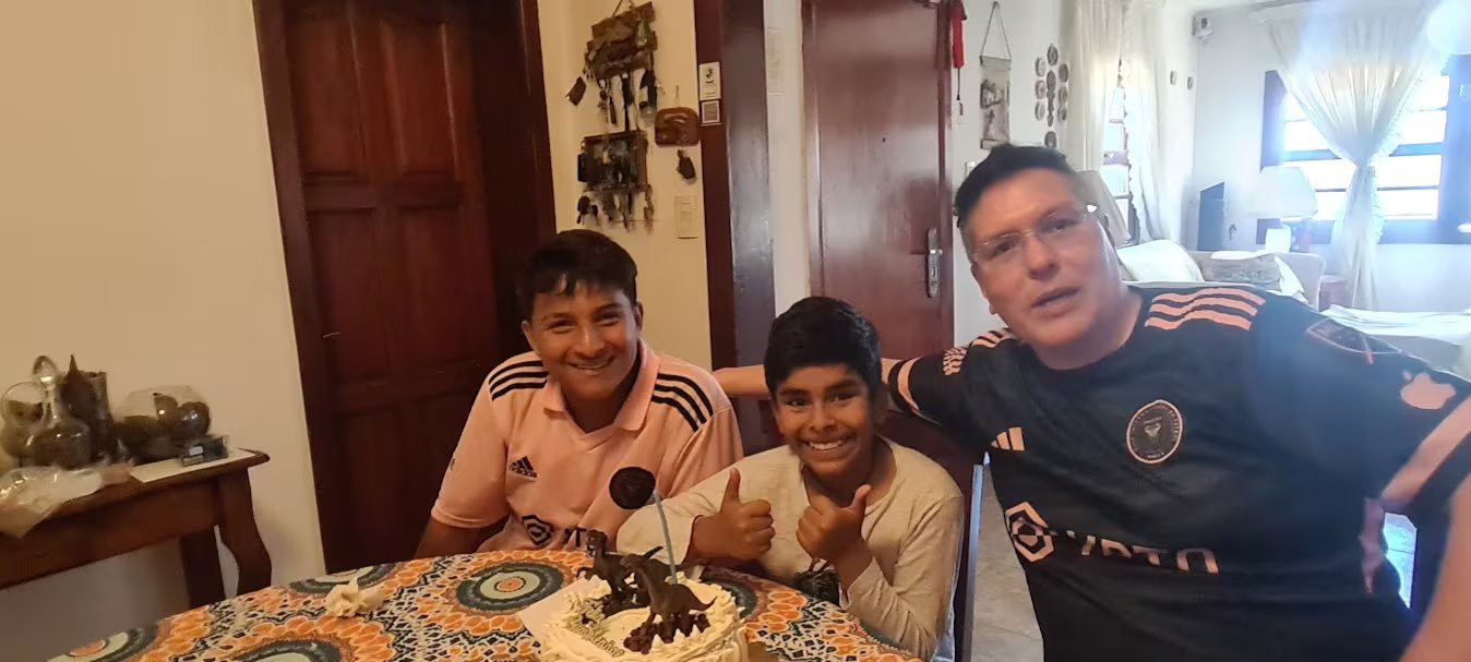“Yo sé lo que se siente que no te elijan”, le dijo Ezequiel a Tomás cuando decidieron ampliar la familia y adoptar a Emanuel