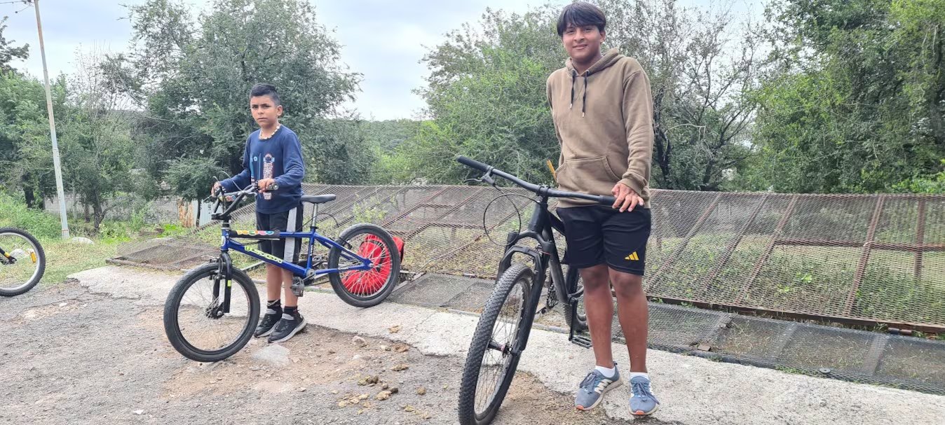 Emanuel (izquierda) y Ezequiel (derecha) son legalmente hermanos
