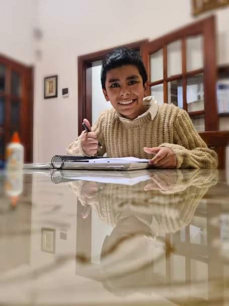 Emanuel posee un atraso madurativo por falta de estímulos durante sus primeros años y vida y posee un certificado de discapacidad