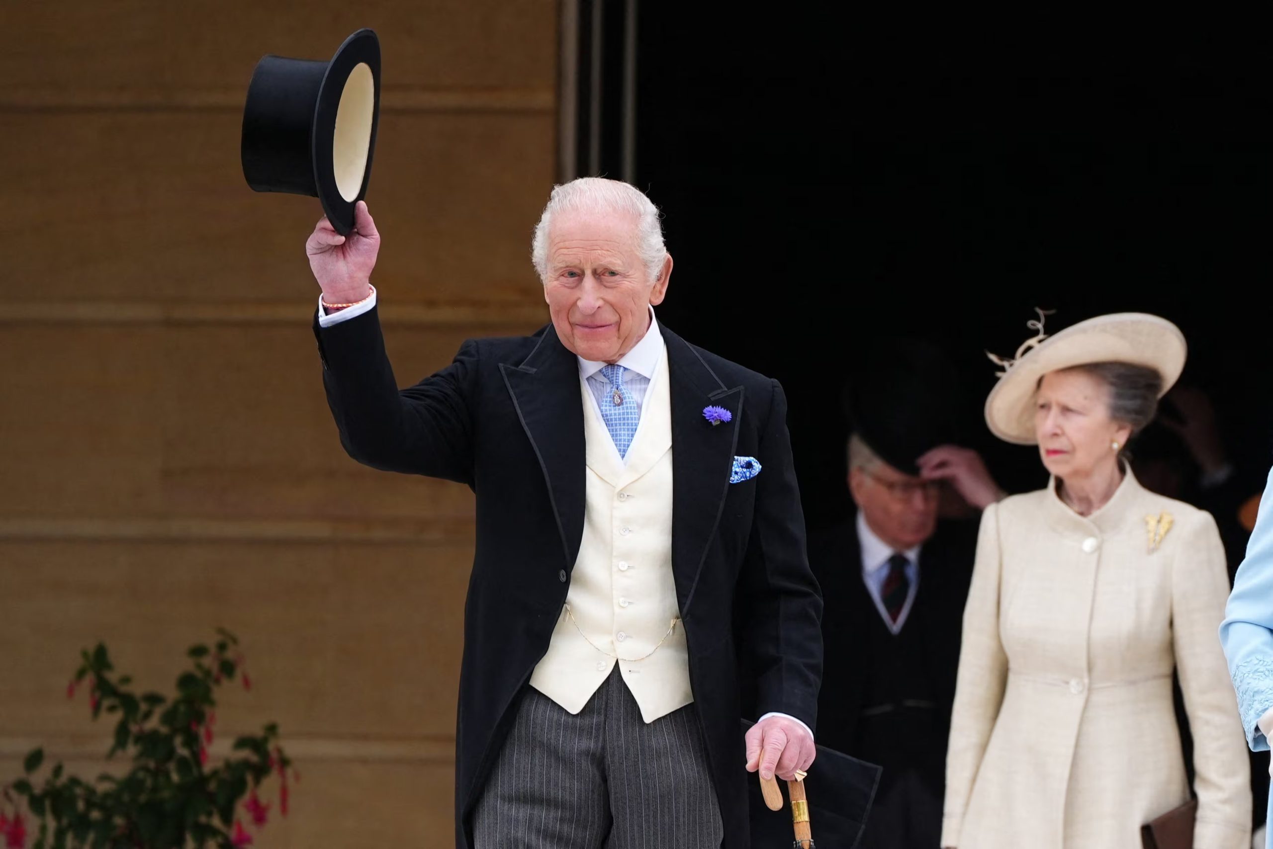 El rey Carlos III endulza su té con miel de su propia cosecha en Highgrove House. (Aaron Chown/Pool via REUTERS)