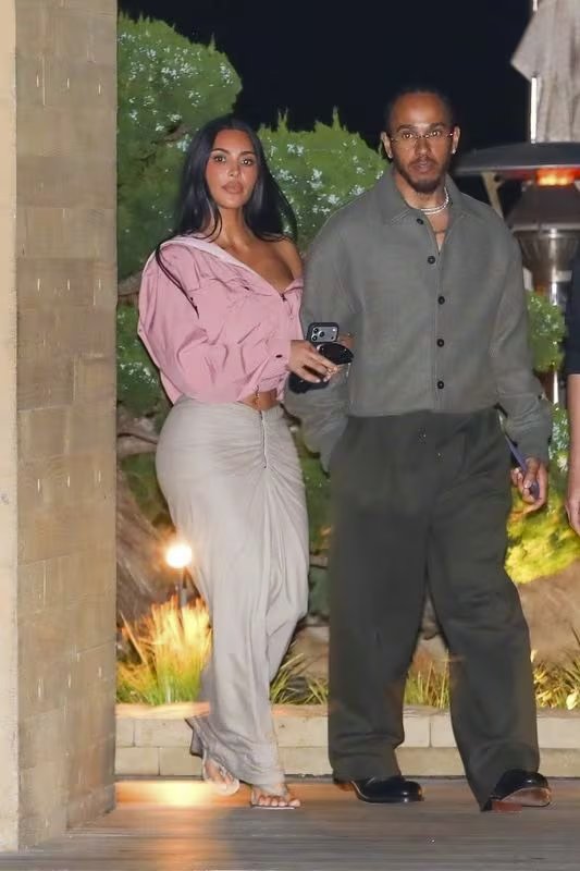 La pareja deslumbra en la noche urbana con una combinación de prendas satinadas, tonos neutros y accesorios sofisticados (Backgrid/The Grosby Group)