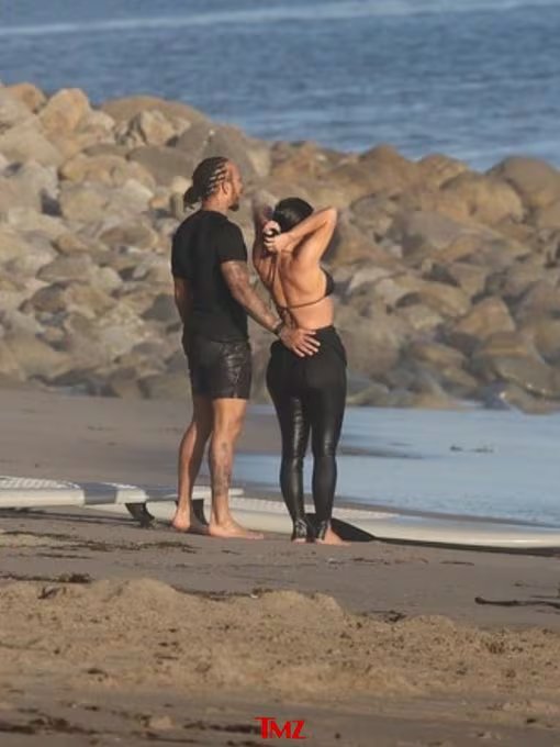 Frente al mar, Kim Kardashian y Lewis Hamilton apuestan por un estilo minimalista y deportivo, mostrando complicidad y frescura (TMZ)