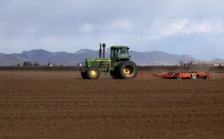 El análisis de expertos expone cómo la infiltración de fragmentos plásticos deteriora la estructura del suelo (Reuters)