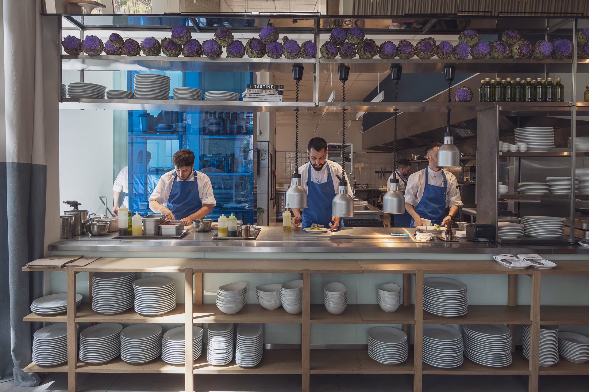 Las nuevas preferencias en comfort food impulsan experiencias menos estructuradas y abiertas a la exploración. “En Coronado trabajamos con una estructura descontracturada, eso invita a probar algo distinto cada vez y vivir una experiencia diferente”, explica Martín Lukesh, chef