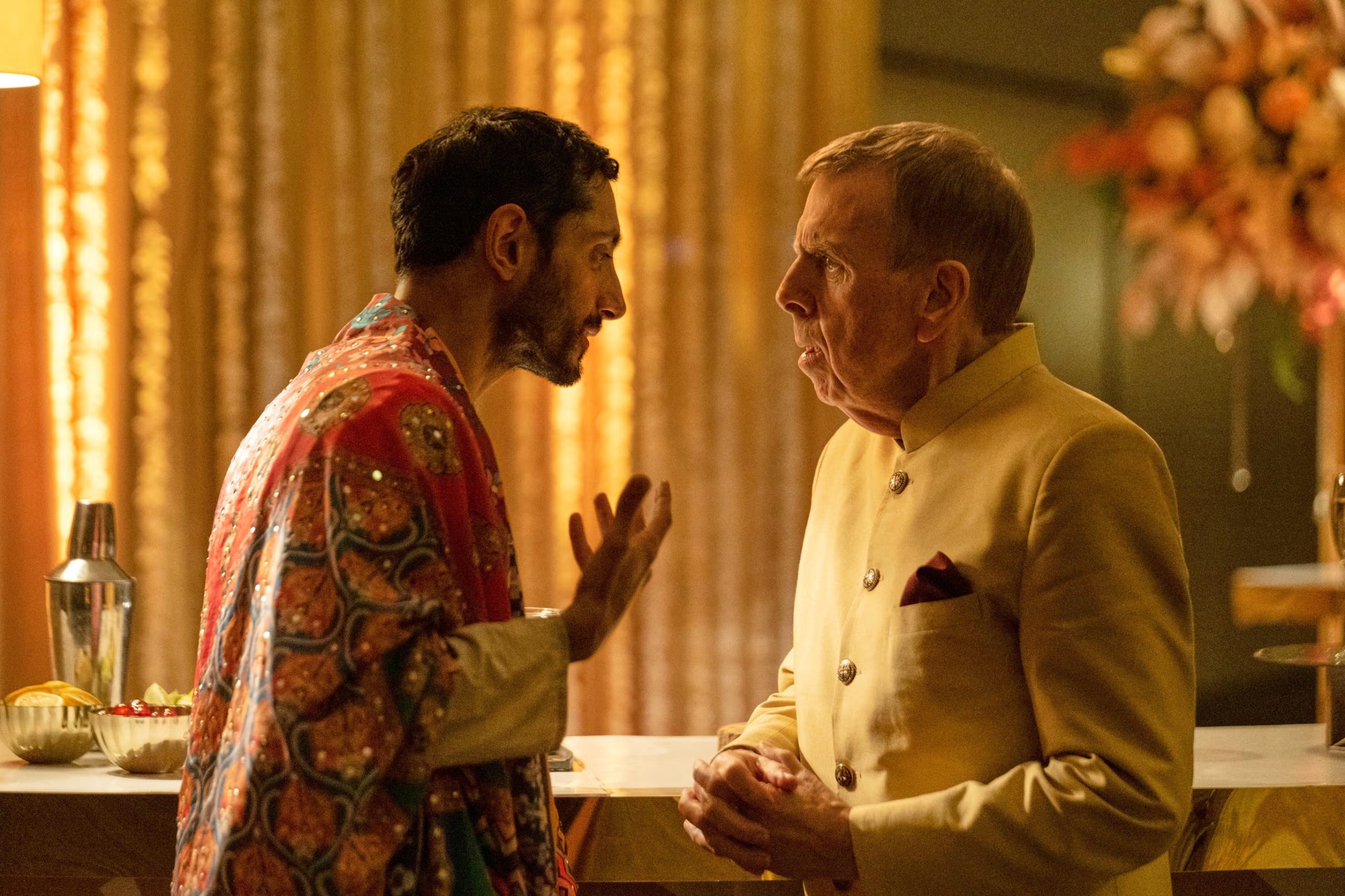 Riz Ahmed (izquierda) y Timothy Spall en una escena de