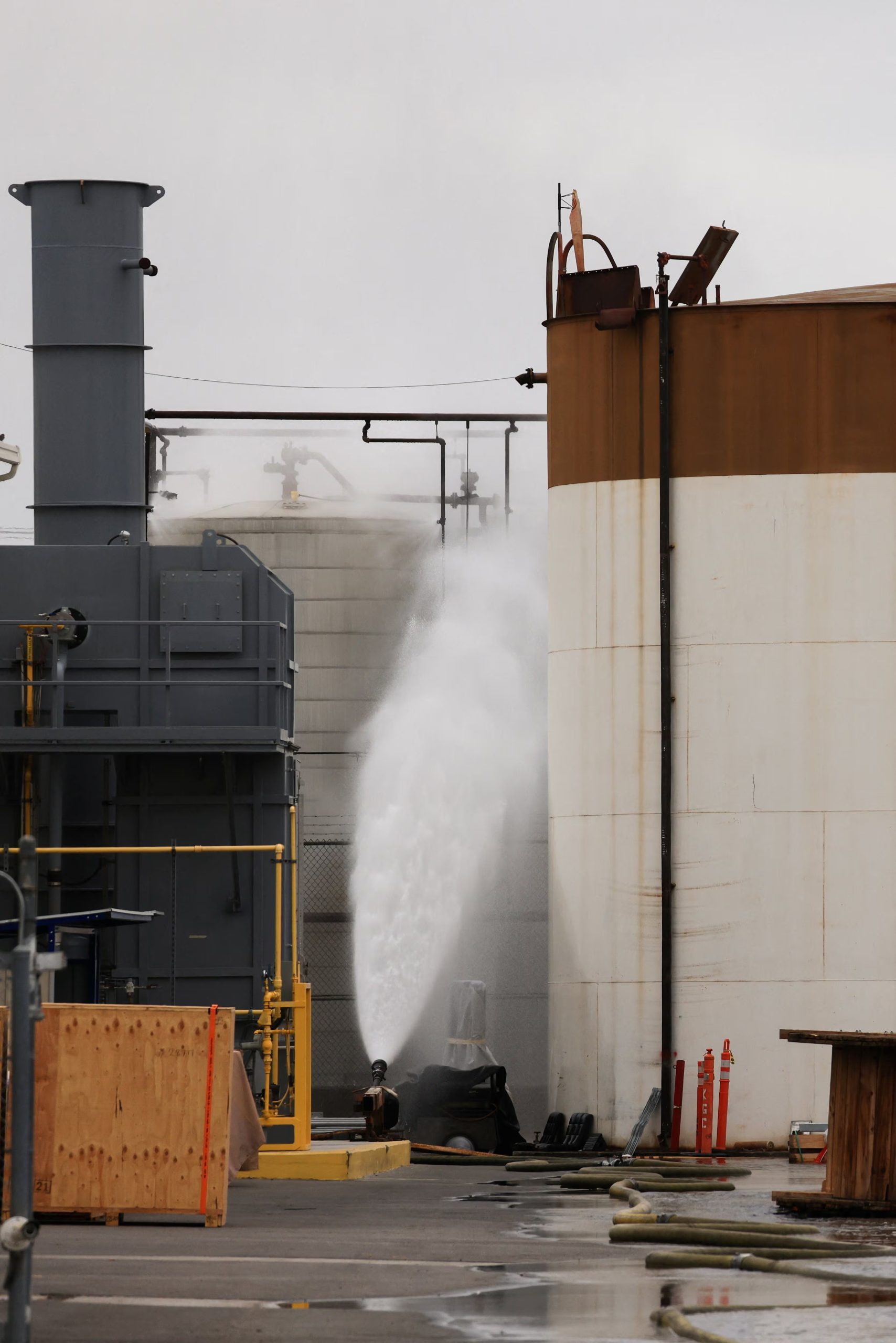 Las autoridades informaron que el peligro de explosión catastrófica en un tanque químico de California fue eliminado el lunes tras detectarse una grieta que mejoró la presión interna y una baja sostenida de la temperatura
California, U.S., May 23, 2026. REUTERS/David Swanson