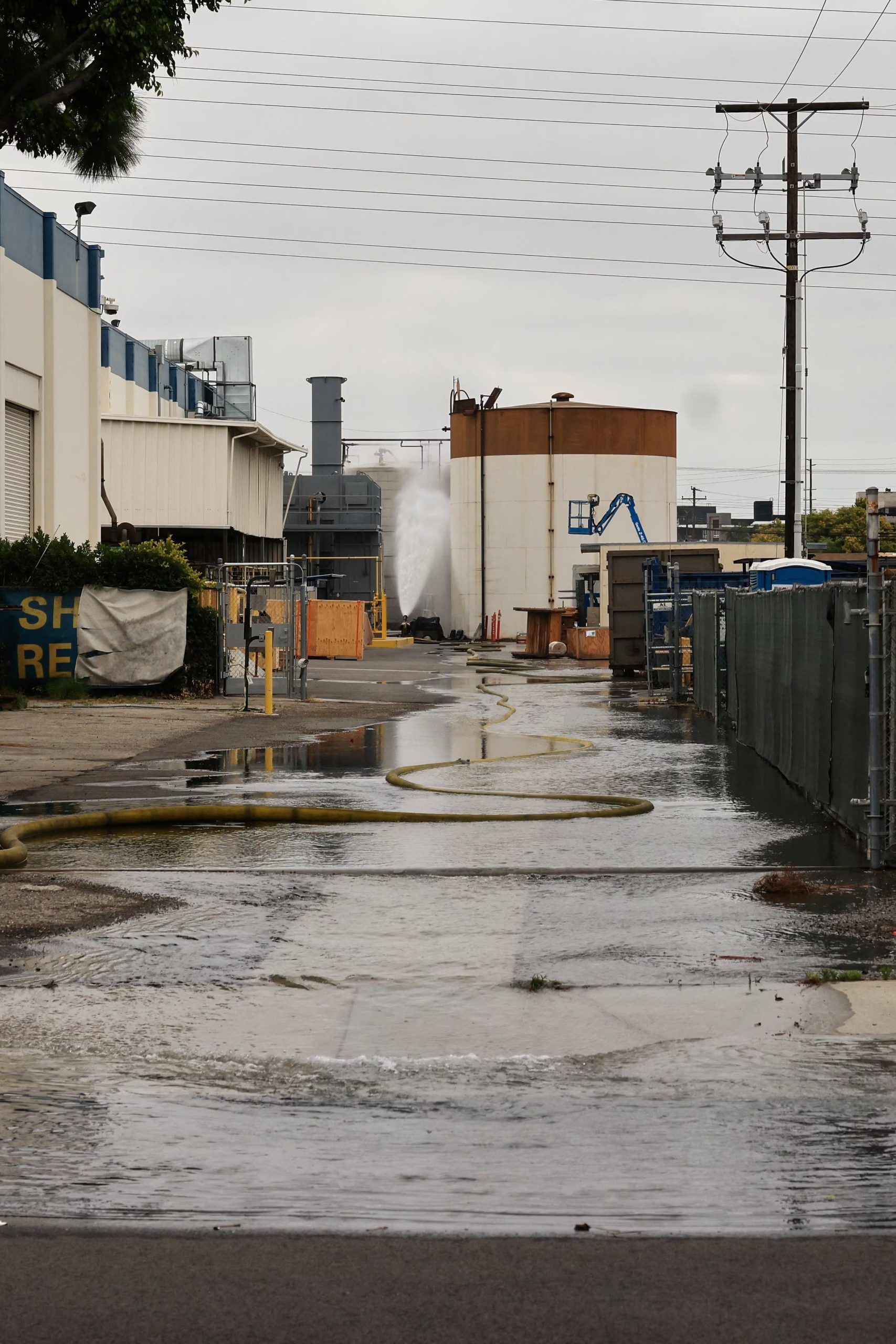 La sustancia almacenada se usa para fabricar plásticos. Parte del metacrilato de metilo pudo haberse endurecido ya en un plástico estable parecido al plexiglás, lo que habría reducido el riesgo dentro del tanque
California, U.S., May 23, 2026. REUTERS/David Swanson