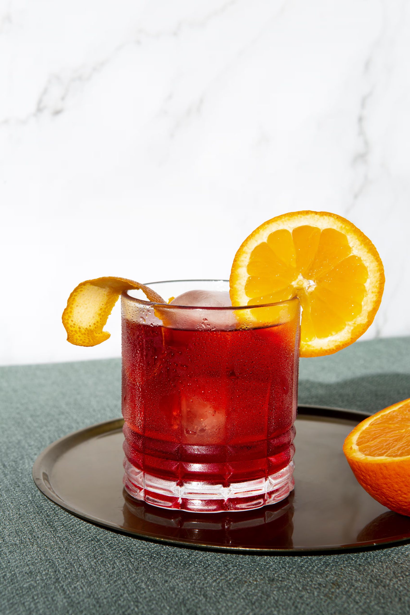 Ingredientes como gin, vermut rojo, bitter y cítricos protagonizan los cócteles clásicos del Día Mundial del Cóctel /Freepik