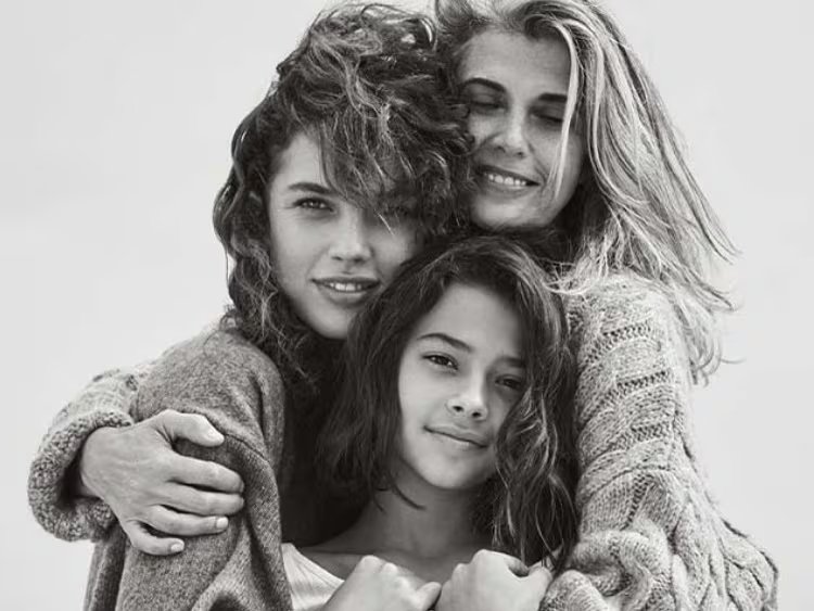23/04/2021 El Día de la Madre es la ocasión especial para sorprender a mamá con el regalo beauty ideal.

MADRID, 23 (CHANCE) Se acerca el Día de la Madre y con él la ocasión perfecta para mimar a una de las personas más importantes de nuestra vida con un regalo especial que no sólo realce su belleza, sino que también la haga sonreír de esa manera tan única y tan propia de 'mamá' que siempre nos hace sentirnos como en casa.

POLITICA EUROPA ESPAÑA SOCIEDAD
CORTESÍA CLARINS
