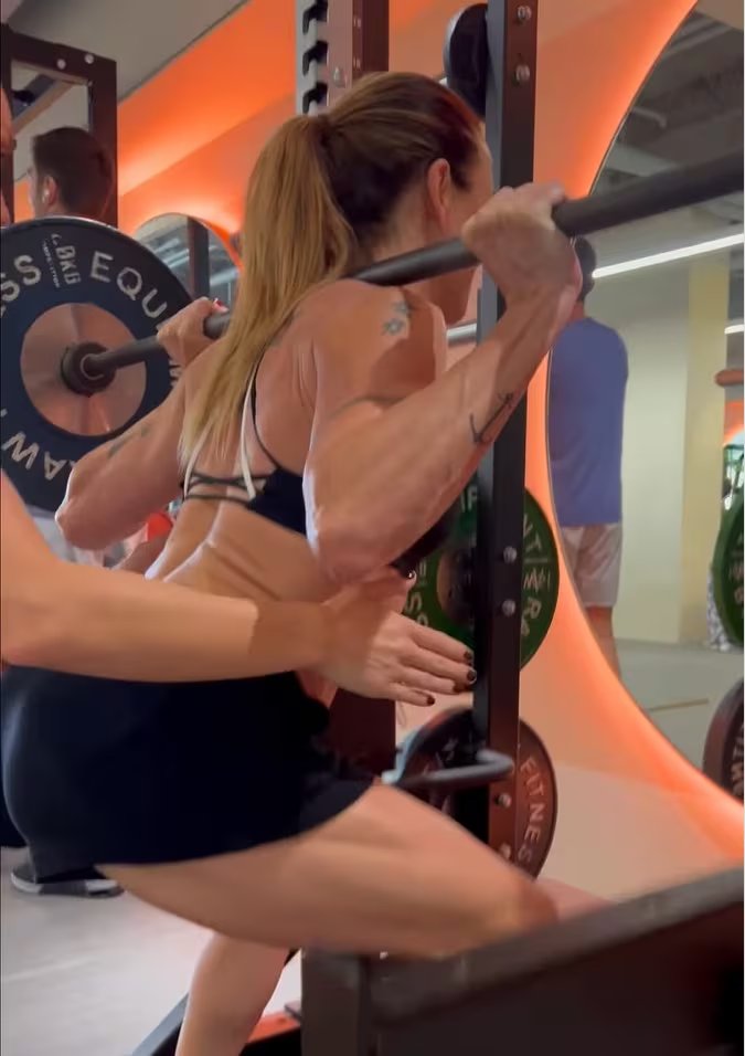 La rutina incluye dominadas asistidas, peso muerto sumo y sentadillas con barra para fortalecer espalda, piernas y zona media (Captura de Instagram)