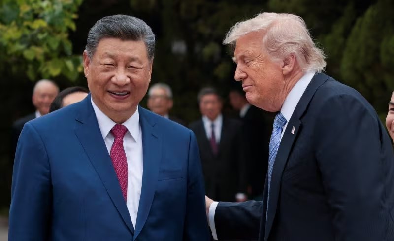 El presidente de Estados Unidos, Donald Trump, habla con el presidente chino, Xi Jinping, mientras se marcha tras una visita al Jardín Zhongnanhai en Pekín, China. 15 de mayo de 2026 (REUTERS/Evan Vucci)