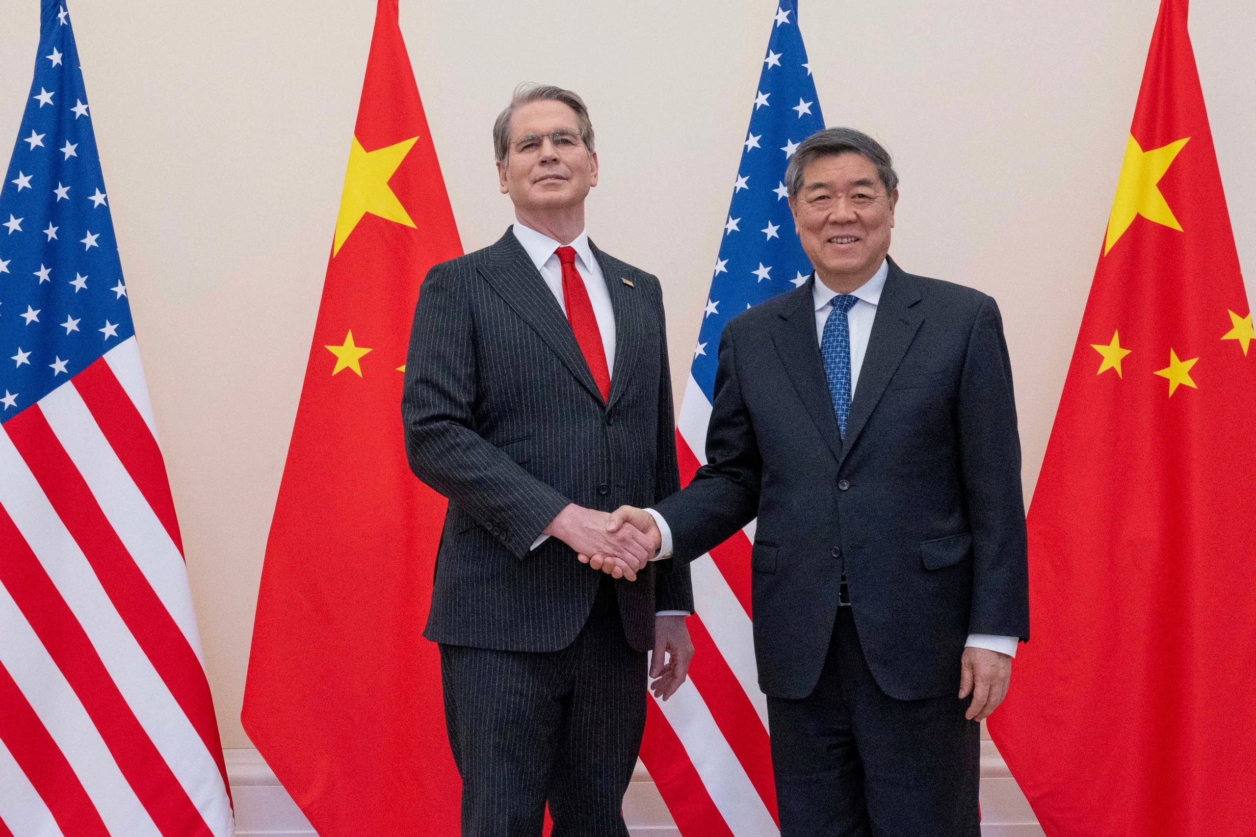 Scott Bessent se reunió en Seúl con una delegación china para retomar las negociaciones comerciales antes del encuentro entre Trump y Xi (REUTERS)