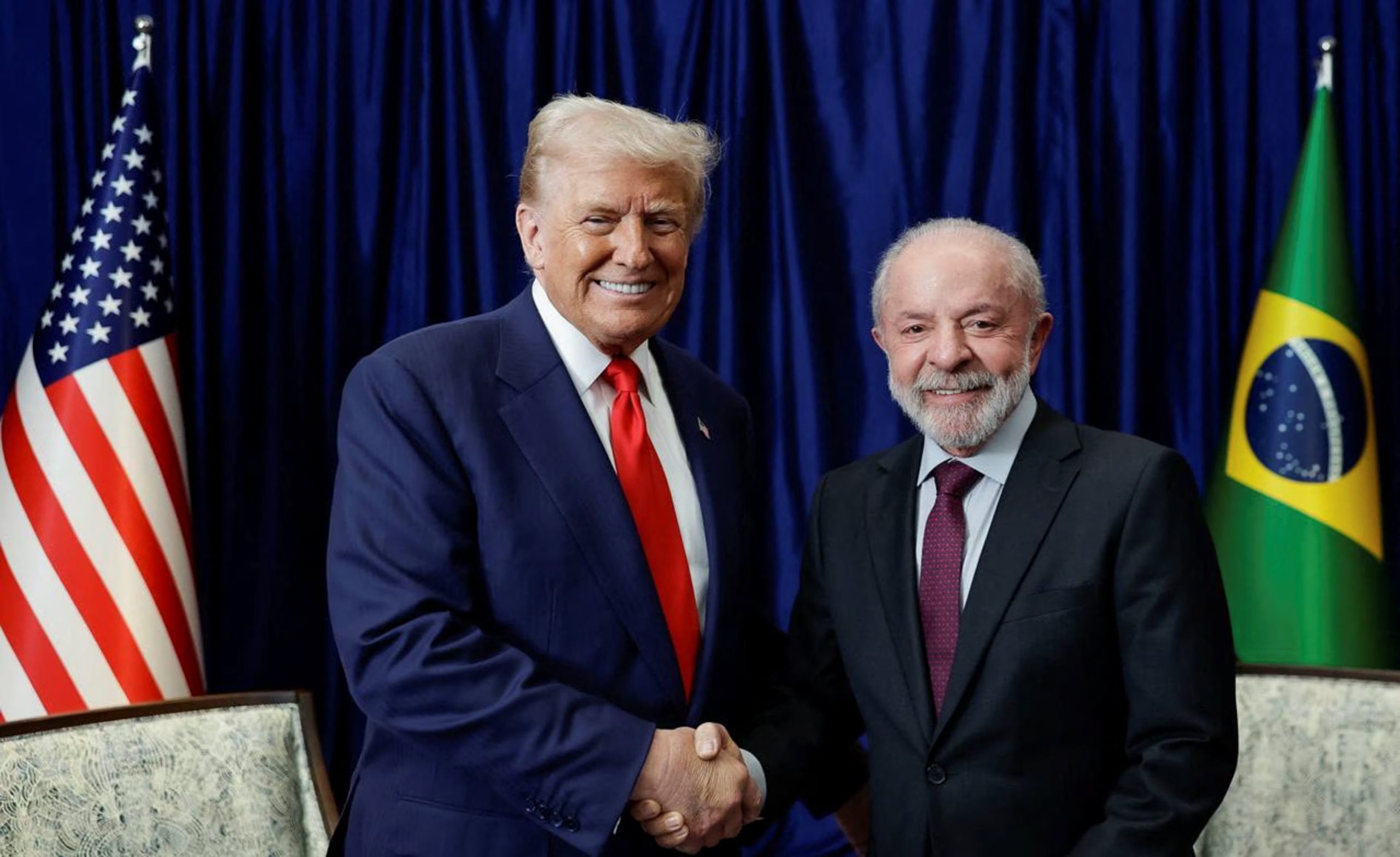El presidente de Estados Unidos, Donald Trump, y el presidente de Brasil, Luiz Inácio Lula da Silva, se dan la mano durante su encuentro en el marco de la 47.ª cumbre de la Asociación de Naciones del Sudeste Asiático (ASEAN) en Kuala Lumpur, Malasia, el 26 de octubre de 2025 (REUTERS/Archivo)