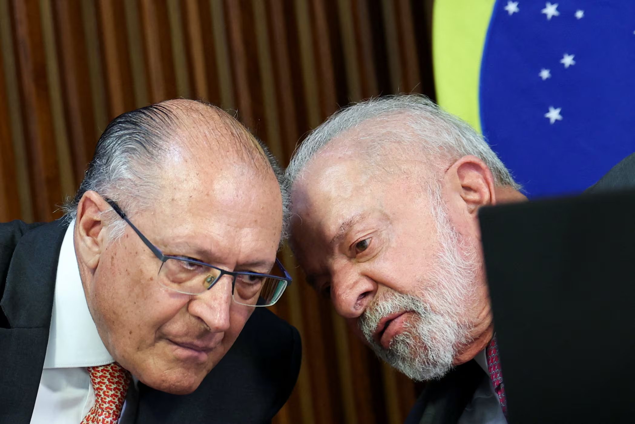 El presidente de Brasil, Luiz Inácio Lula da Silva, conversa con el vicepresidente de Brasil, Geraldo Alckmin, durante una reunión ministerial en el Palacio de Planalto en Brasilia, Brasil, el 31 de marzo de 2026 (REUTERS/Adriano Machado)
