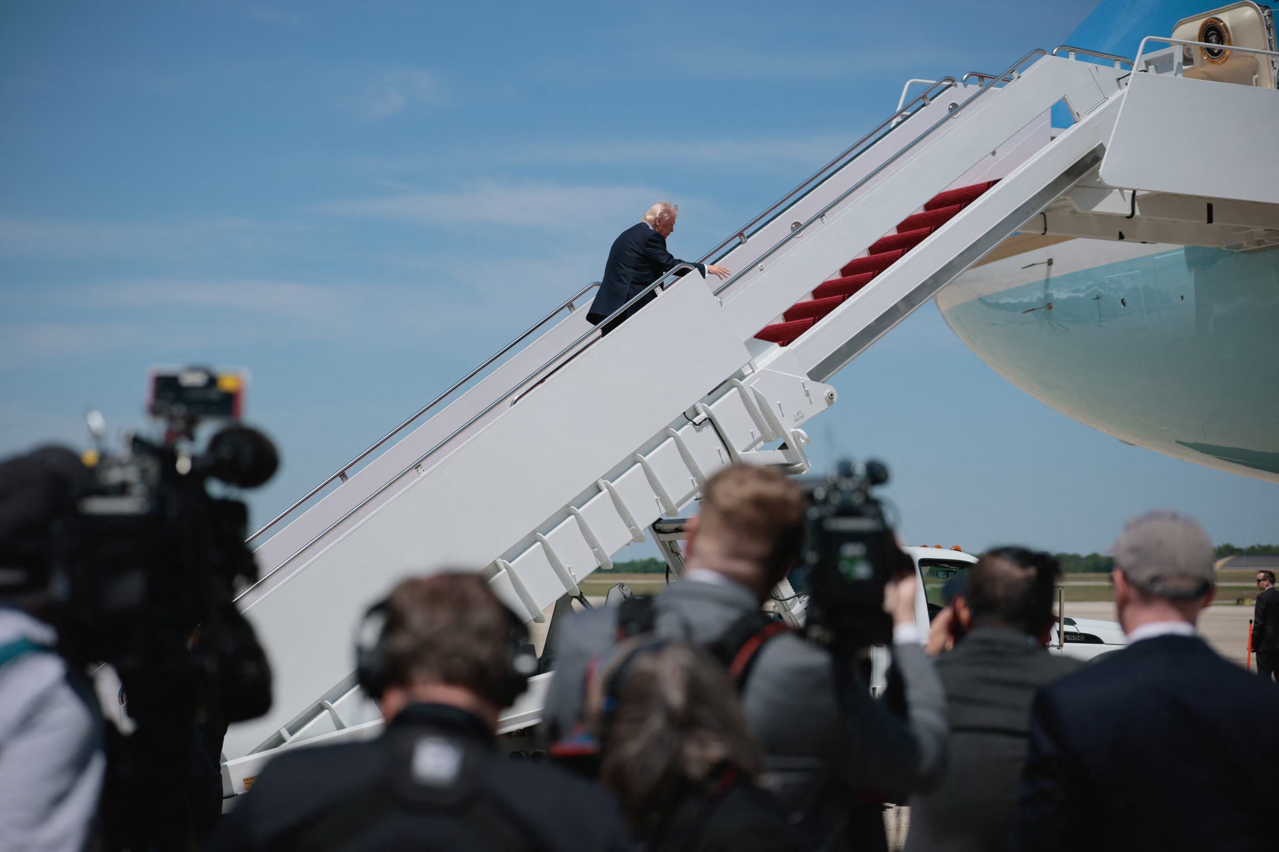 El presidente de Estados Unidos, Donald Trump, aborda el Air Force One para un viaje a China, en la Base Conjunta Andrews, Maryland, EE. UU., el 12 de mayo de 2026. REUTERS/Evan Vucci