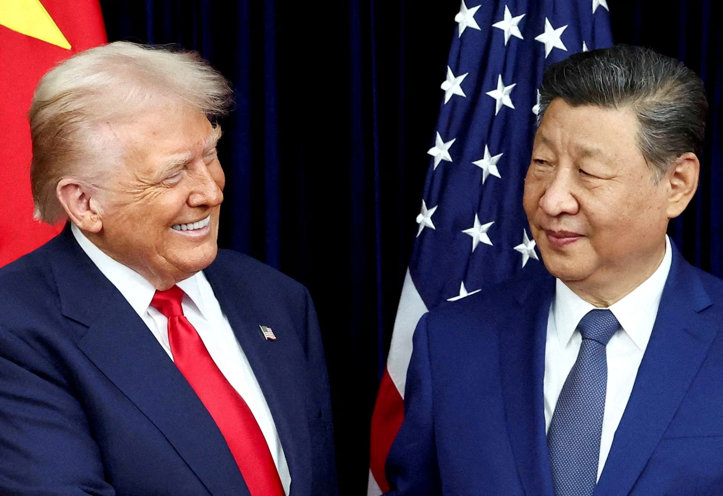 El tema principal de la cumbre entre Trump y Xi es la relación comercial, con énfasis en la extensión de la tregua comercial y la reducción de aranceles. (REUTERS/Evelyn Hockstein/File Photo)