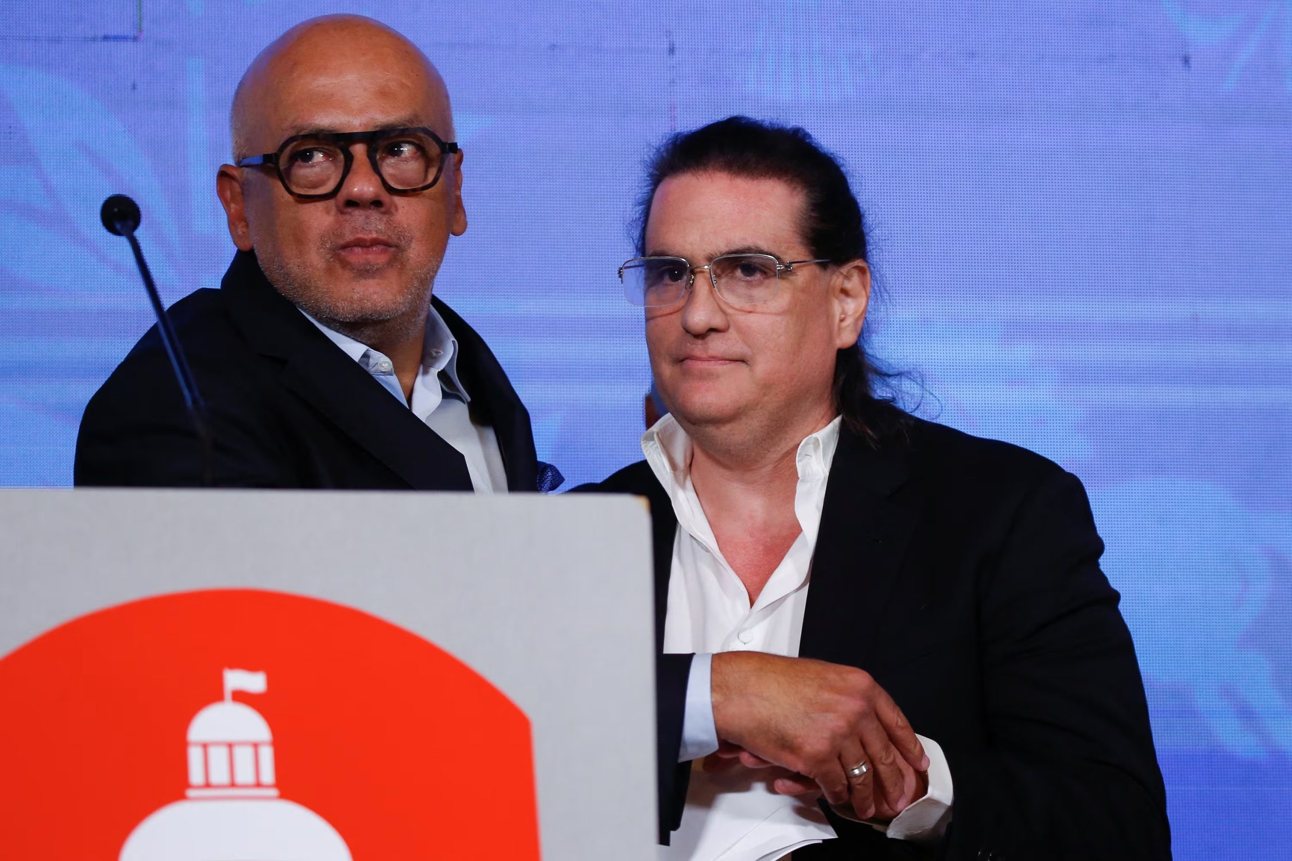 Alex Saab participa en una conferencia de prensa junto a Jorge Rodríguez, hermano de Delcy Rodríguez, tras ser liberado por decisión del entonces presidente estadounidense Joe Biden