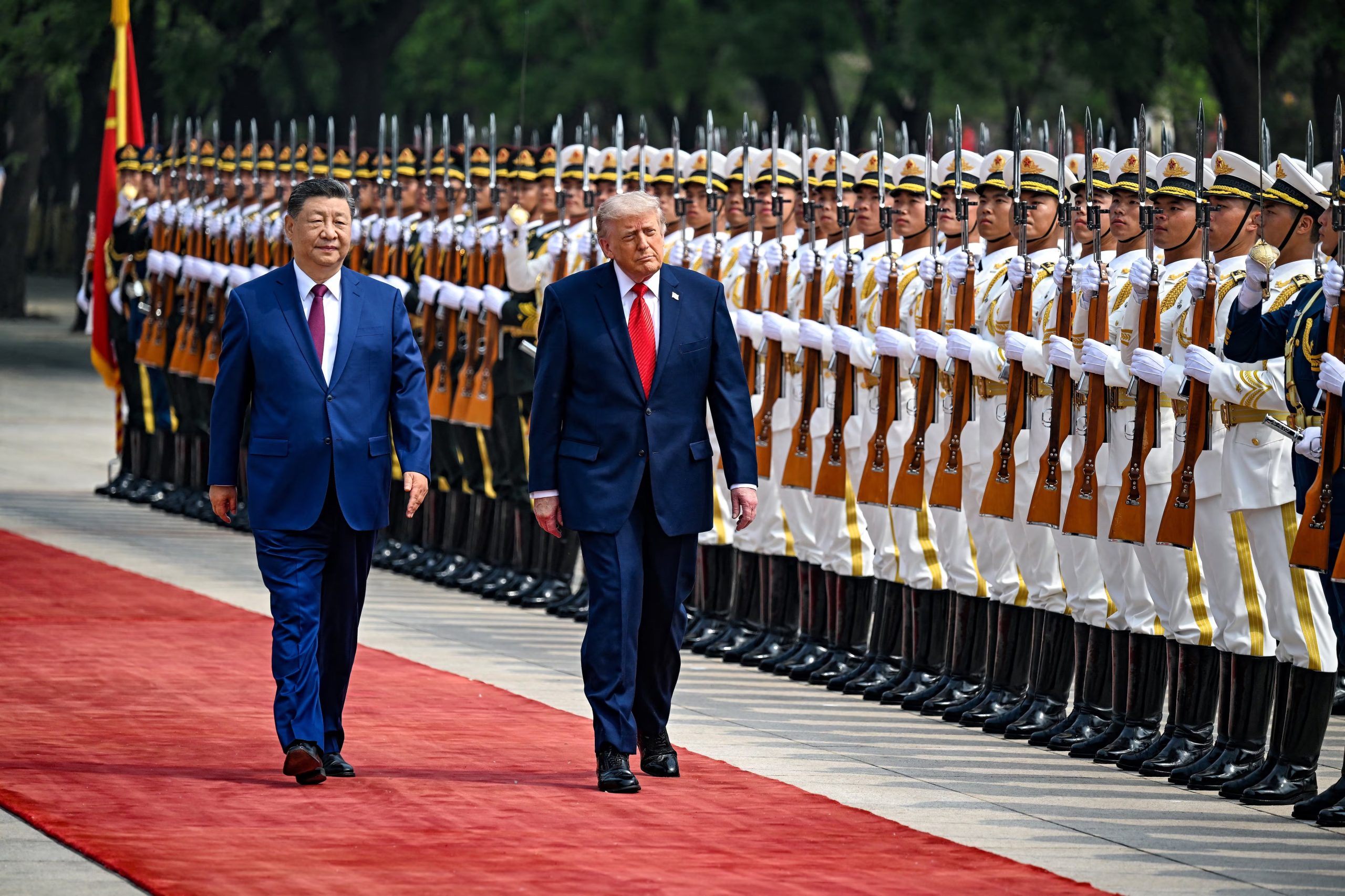 La cumbre apunta a sostener la tregua comercial alcanzada por ambos gobiernos durante su último encuentro en octubre, cuando Trump suspendió aranceles de tres dígitos sobre productos chinos y Xi retrocedió en restricciones vinculadas al suministro global de tierras raras (REUTERS)