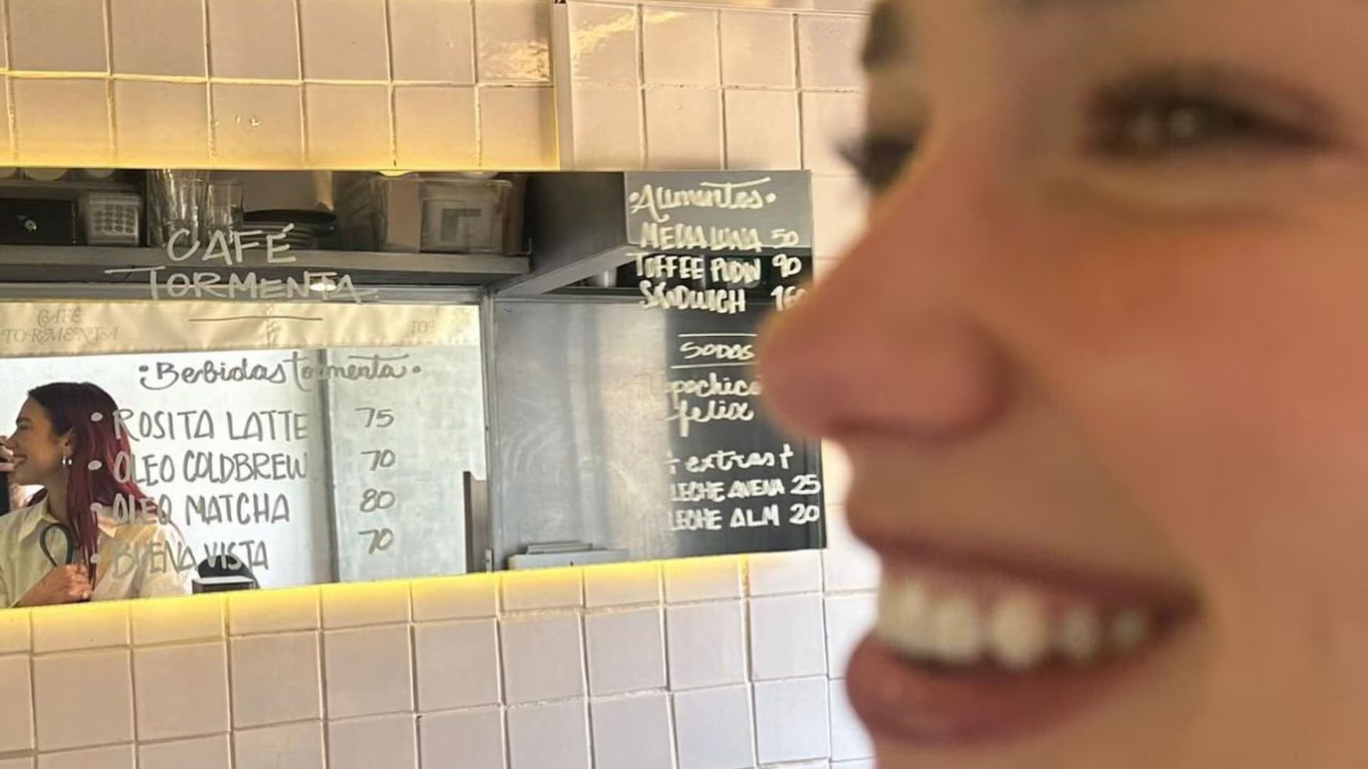 Dua Lipa en el Café Tormenda, su cafetería favorita en el país (Instagram Dua Lipa)