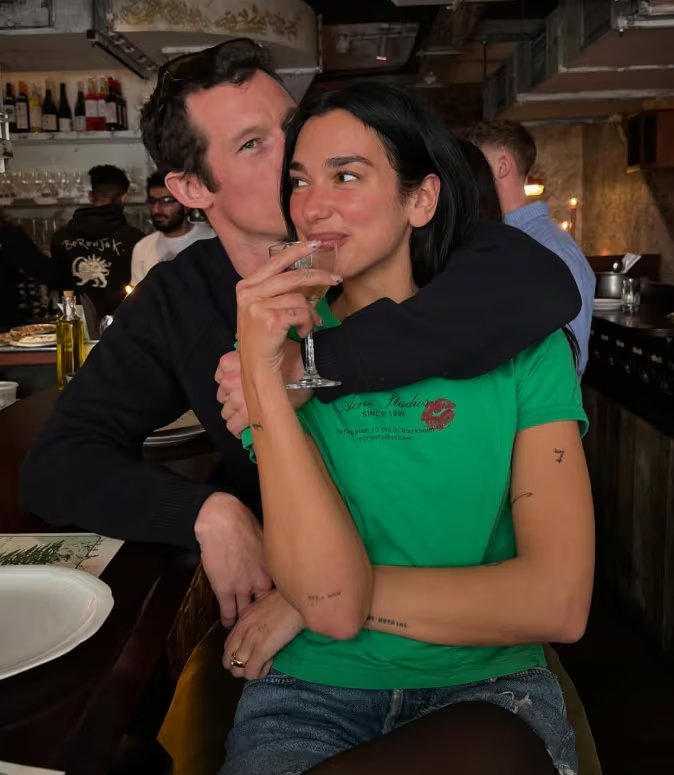La boda se celebró ante un grupo reducido de amigos y familiares, siguiendo el perfil bajo que caracteriza a la pareja (Instagram)