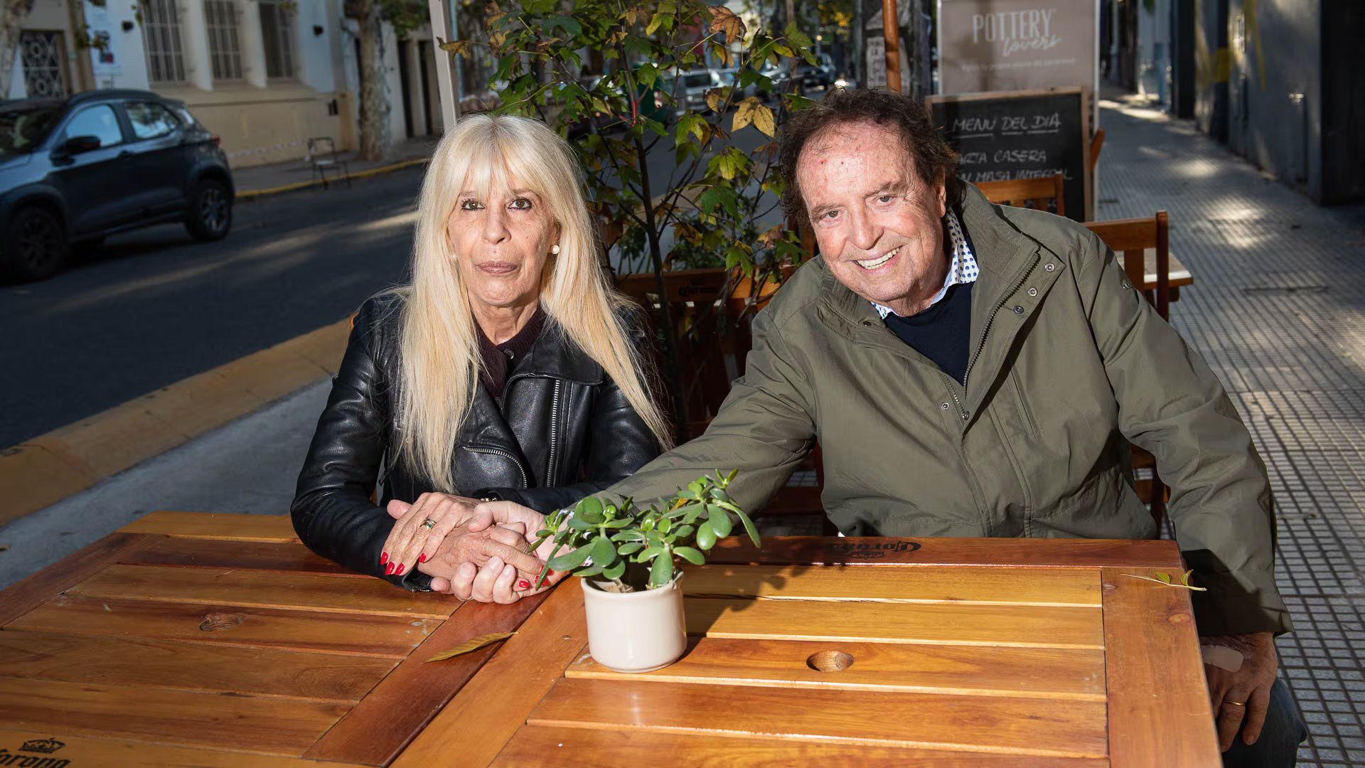 Dyango y Mariona, su mujer desde hace 51 años. Cuando la conoció estaba casado y ya tenía cuatro hijos (Crédito: Gustavo Gavotti)