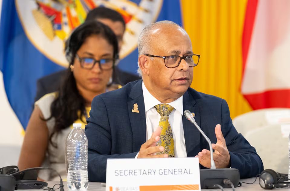 El secretario General Albert Ramdin y su consejera de confianza Xaviera Jessurun durante un acto oficial de la OEA
