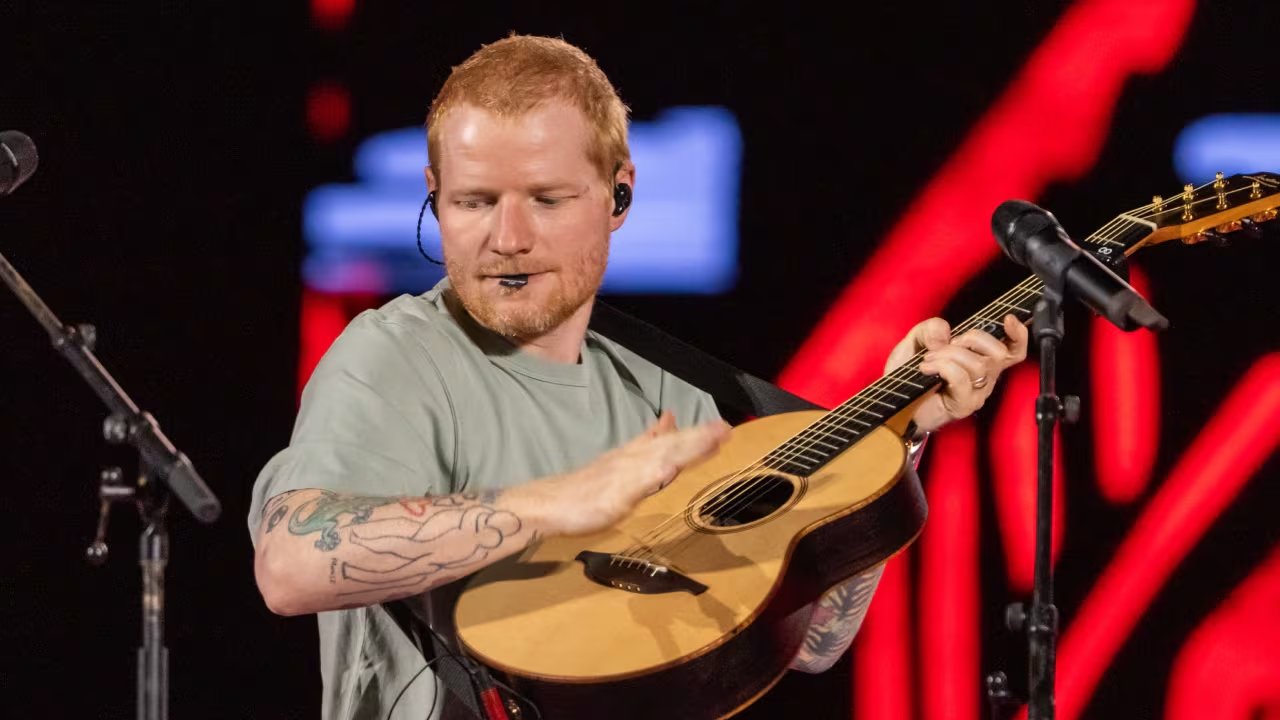 Durante su show en Lima, Ed Sheeran alternó momentos de pirotecnia y despliegue visual con interpretaciones acústicas que emocionaron a una audiencia de todas las edades.