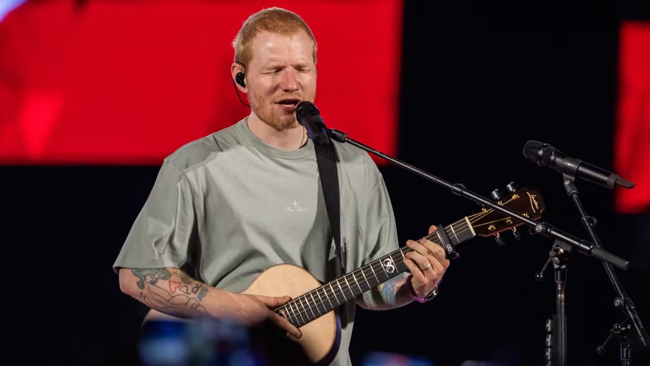 Ed Sheeran transformó el Estadio Nacional en un espacio íntimo con solo su guitarra y su estación de loops, conectando con miles de fanáticos peruanos en cada canción. Fuente: 3 Puntos