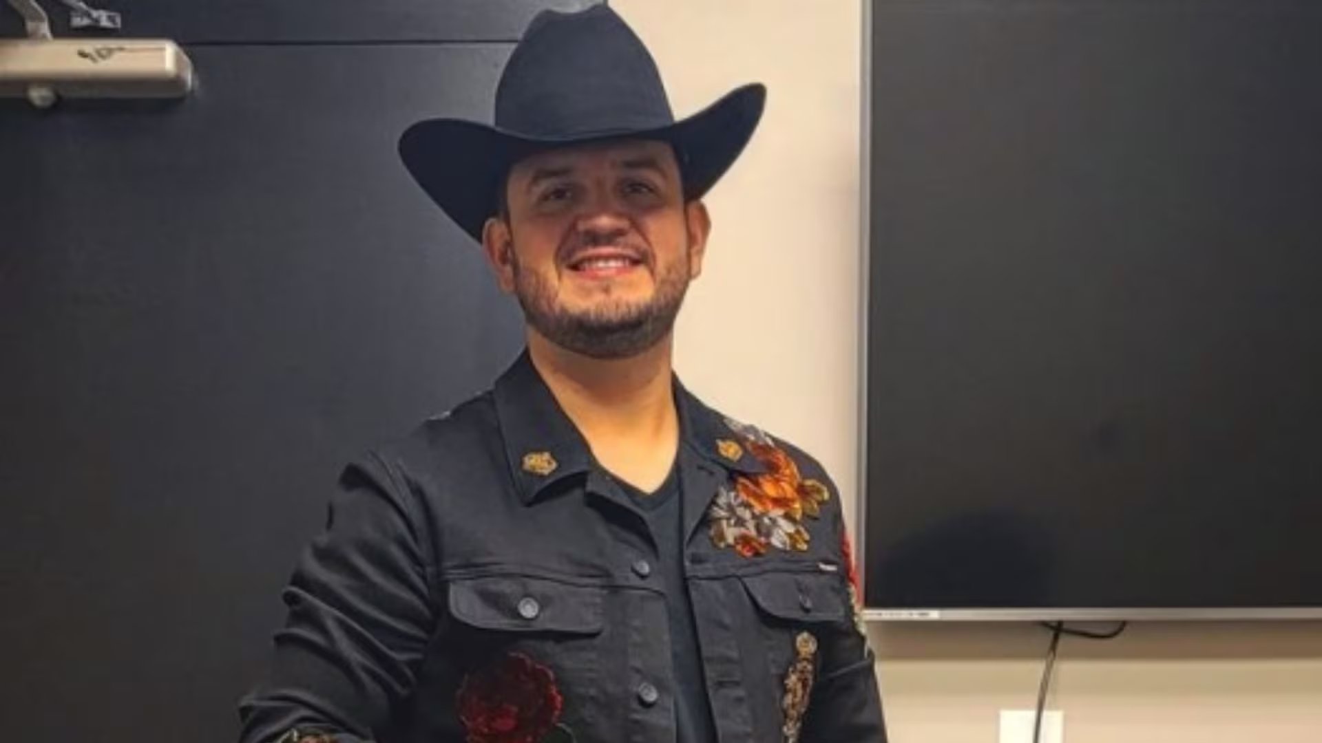 El cantante regional mexicano celebró la respuesta de sus seguidores en CDMX, anunciando un nuevo show para el 16 de octubre de 2026. - Crédito: IG, Eden Muñoz