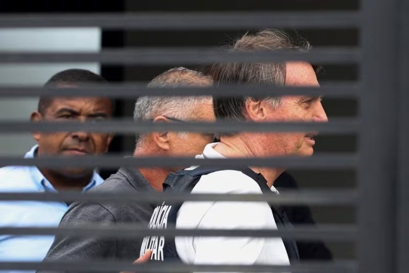 Bolsonaro cumple prisión domiciliaria mientras avanza el proceso de revisión de su pena. (REUTERS/Adriano Machado)