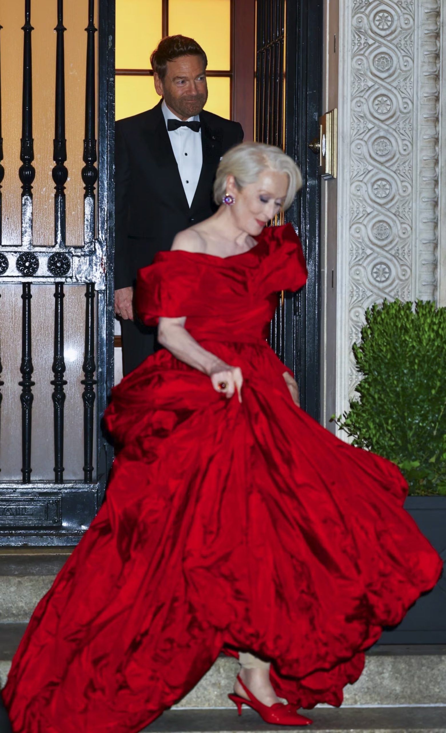 El vestido rojo diseñado por Pierpaolo Piccioli marca el regreso de Miranda Priestly como ícono de la elegancia (Backgrid/The Grosby Group)