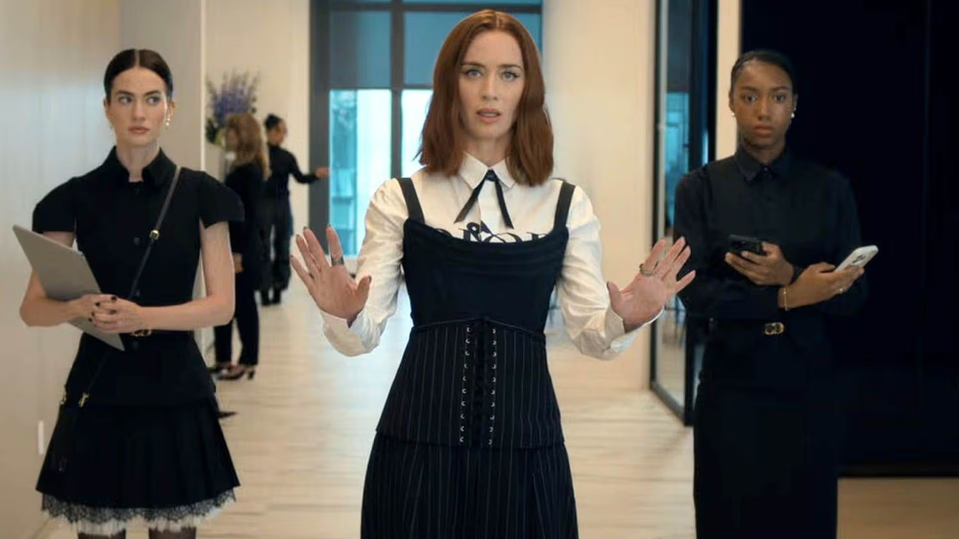 Emily Blunt sorprende con su transformación, utilizando piezas de Dior, Jean-Paul Gaultier y Wiederhoeft (20th Century Studios)