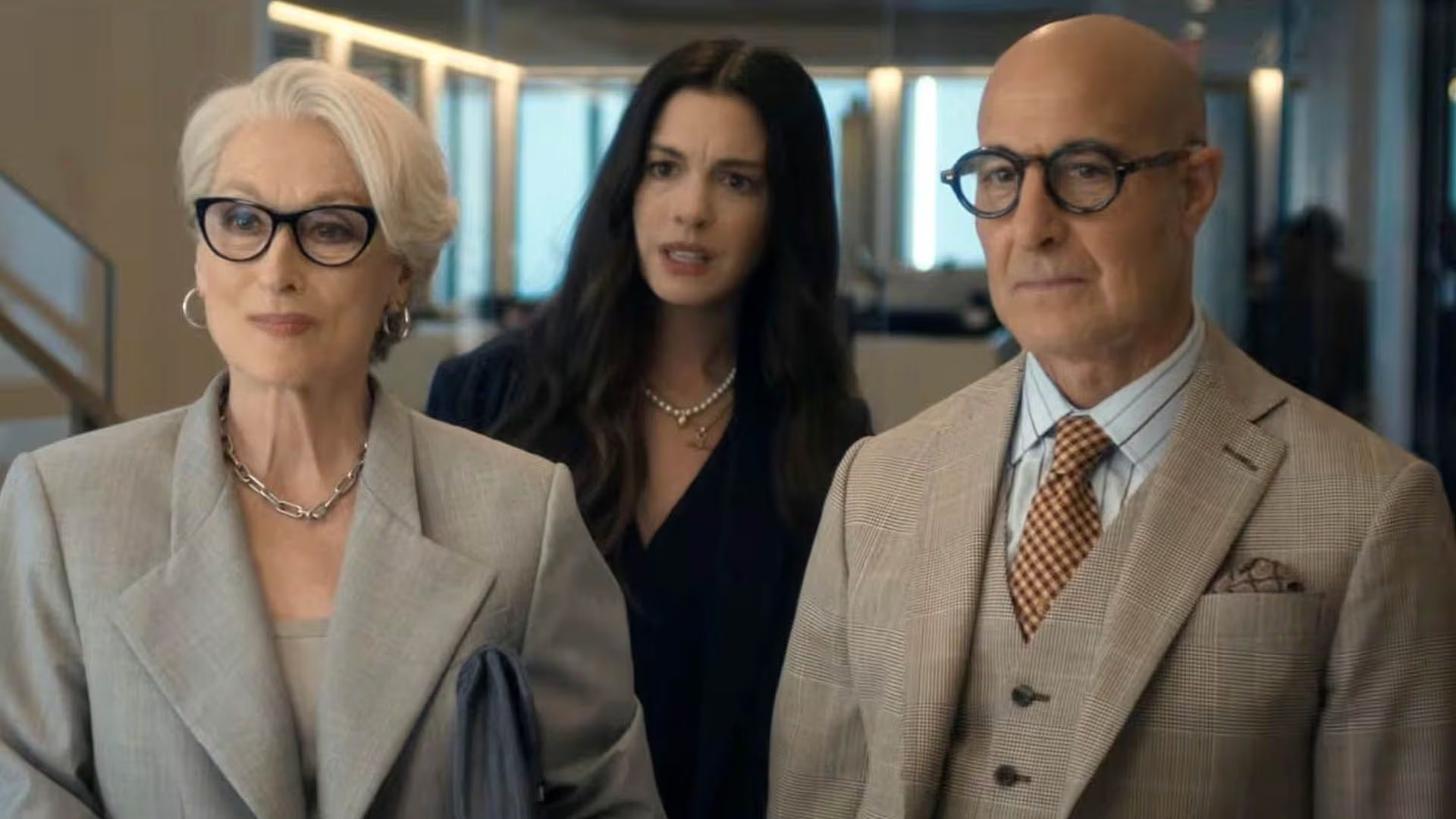 Nigel apuesta por la originalidad masculina con trajes de Richard James y esmoquin a medida de Zegna (20th Century Studios)