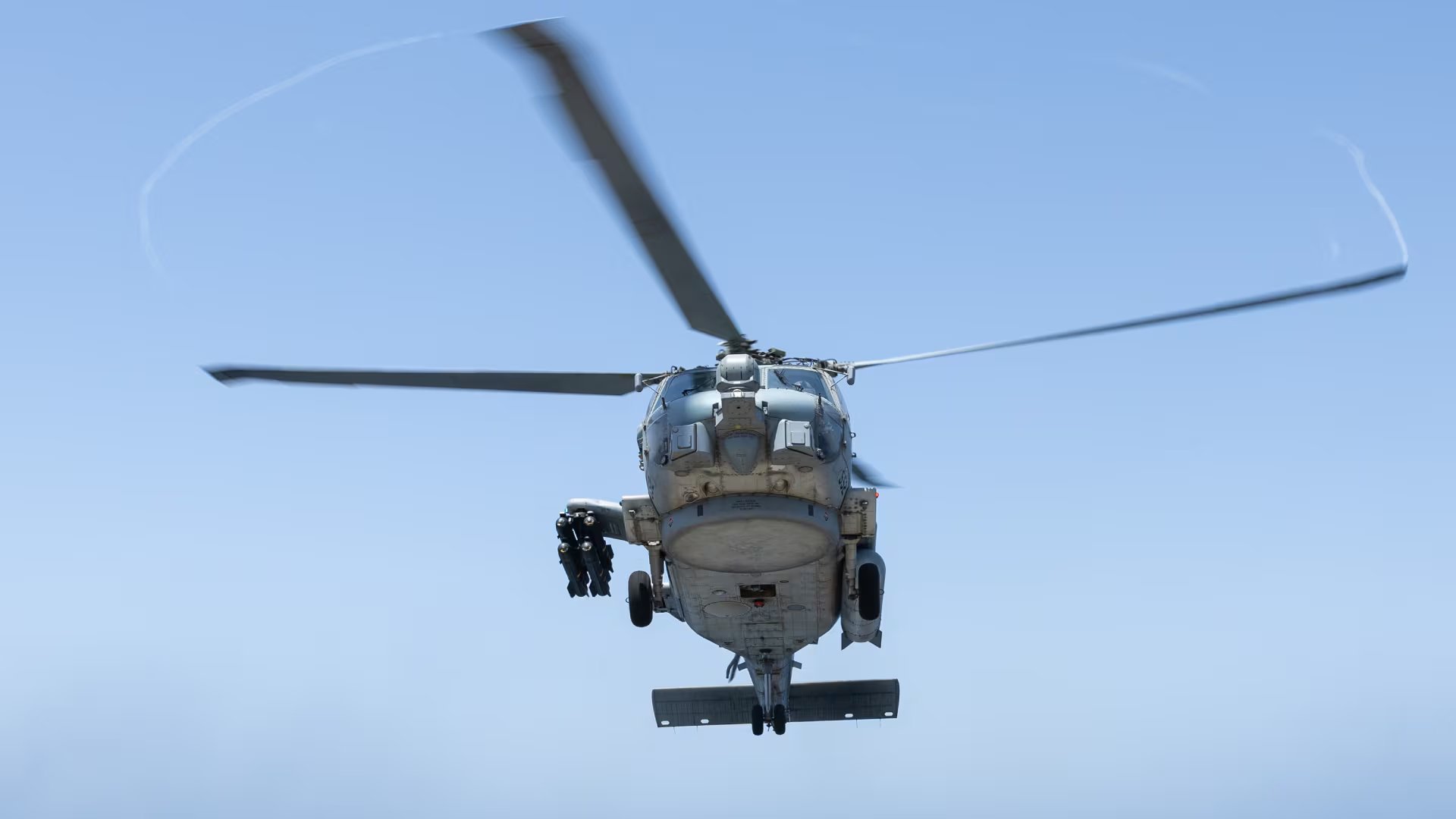 Un helicóptero Sea Hawk asignado al Escuadrón de Helicópteros de Ataque Marítimo 50 aterriza en la cubierta de vuelo del USS Truxtun (DDG 103) mientras el buque atraviesa el mar Arábigo y apoya el bloqueo de EE.UU. contra Irán (@CENTCOM)