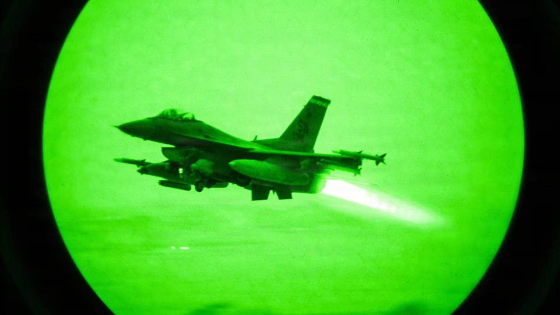 Un F-16 de la Fuerza Aérea de EE.UU. despega de una base en el Medio Oriente para un vuelo nocturno (@CENTCOM)