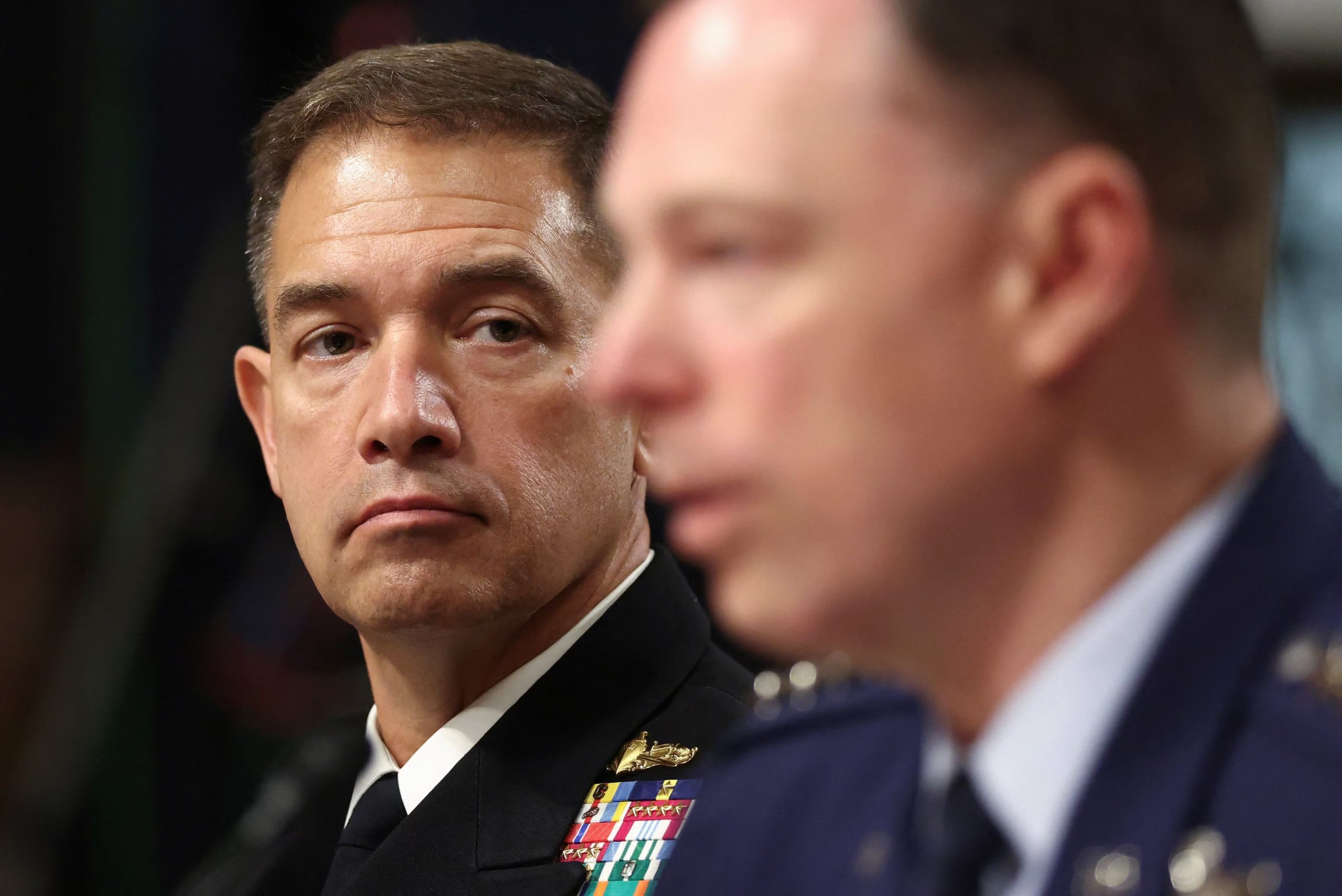 El comandante del CENTCOM de EE. UU., el almirante Brad Cooper, mira al comandante del AFRICOM, el general de la Fuerza Aérea Dagvin Anderson, mientras comparecen ante el Comité de Servicios Armados del Senado (REUTERS/Kevin Lamarque)