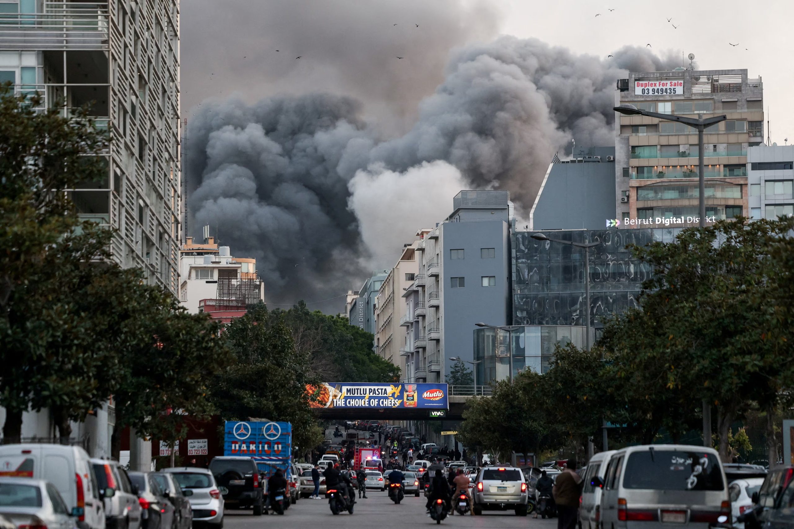 Se eleva humo tras un ataque israelí en el barrio de Bachoura, en el centro de Beirut, tras una escalada de tensiones entre Hezbollah e Israel, en el marco del conflicto entre Estados Unidos e Israel e Irán, en Beirut, Líbano, 12 de marzo de 2026 (REUTERS/Claudia Greco)
