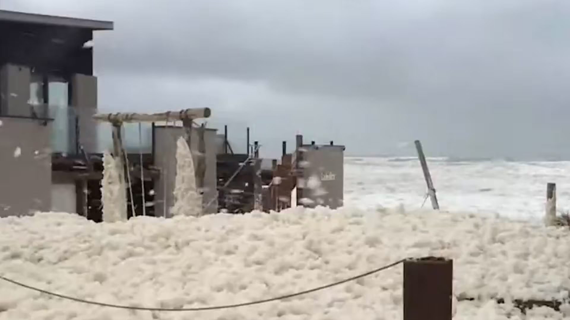 La altura de la espuma marina llegó a alcanzar hasta 1 metro (Captura de video)