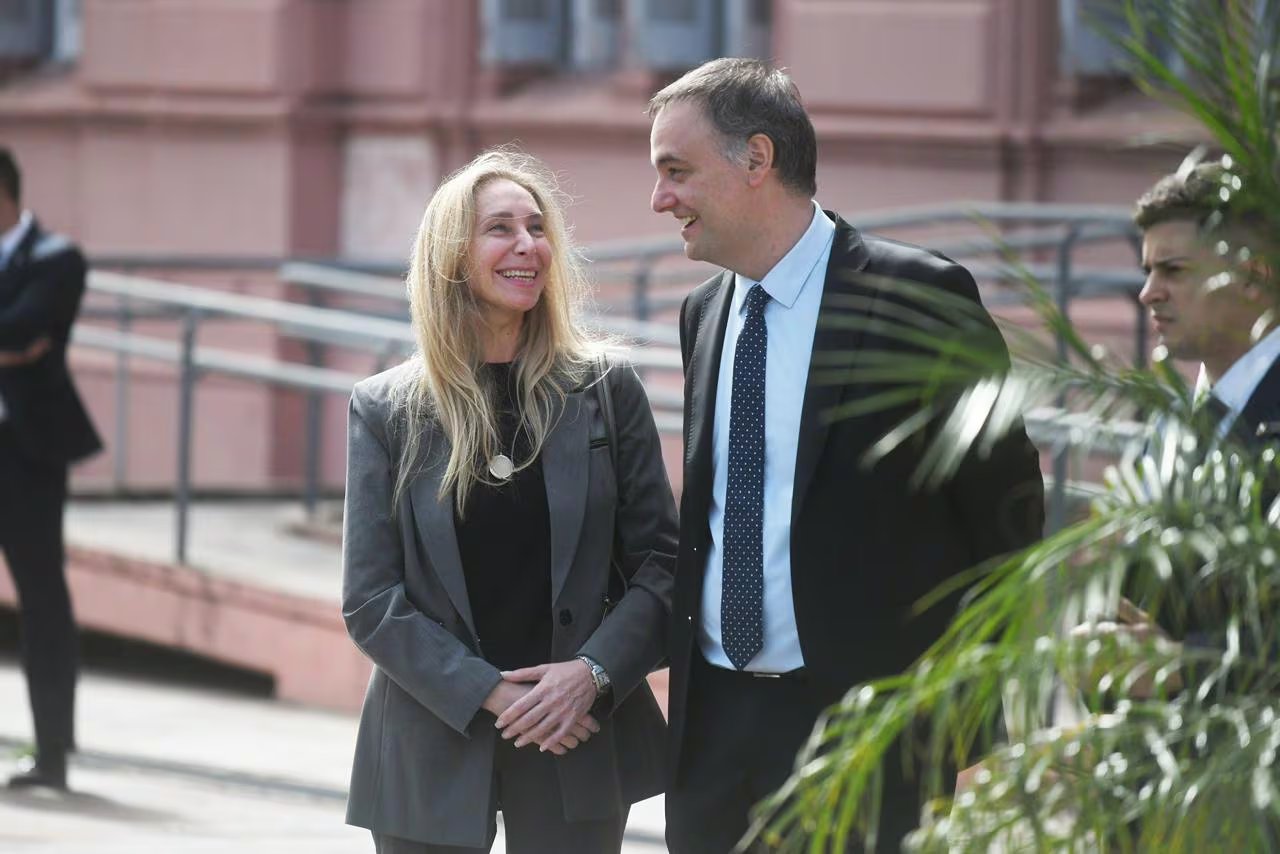 La secretaria general de la Presidencia, Karina Milei, y el jefe de Gabinete, Manuel Adorni, en Casa Rosada