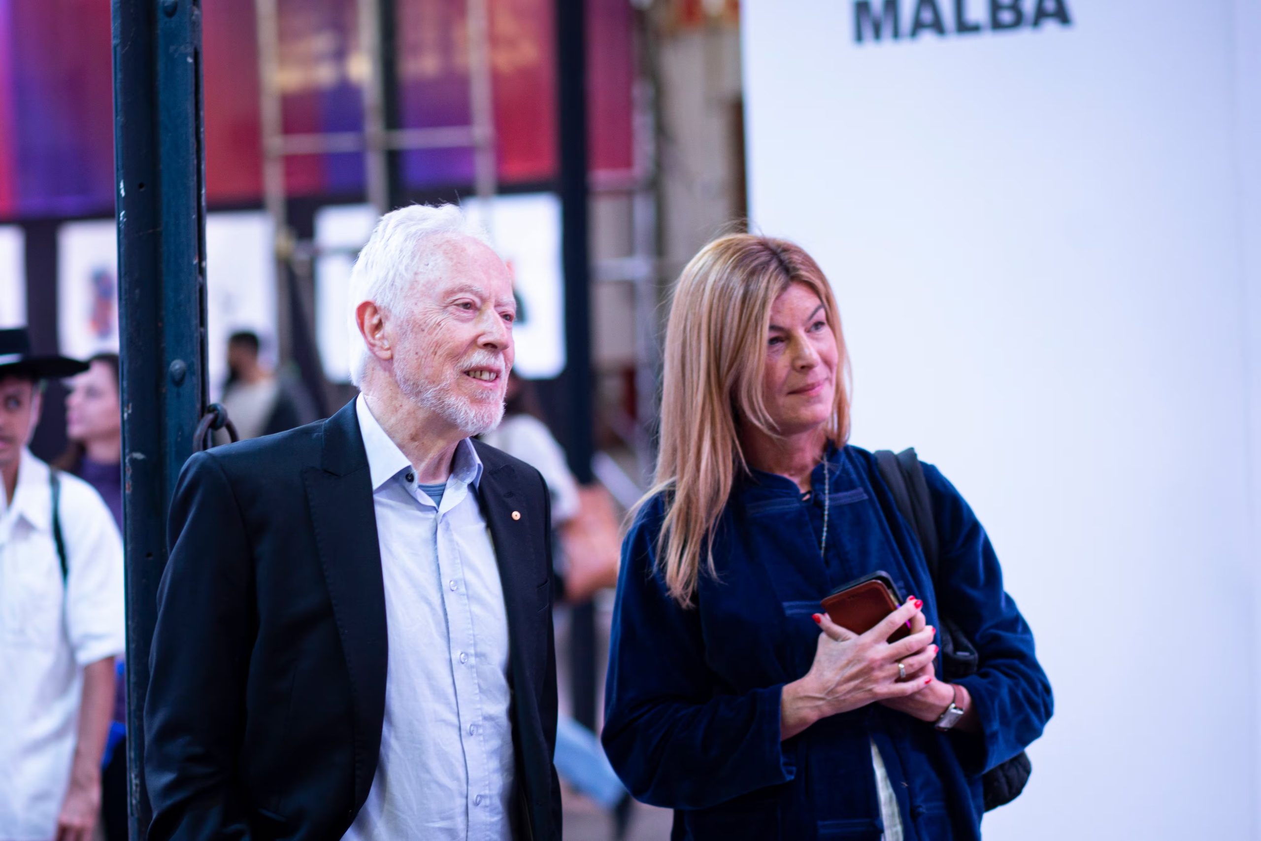 Coetzee recorre la Feria del Libro con Soledad Costantini, directora de Malba Literatura.