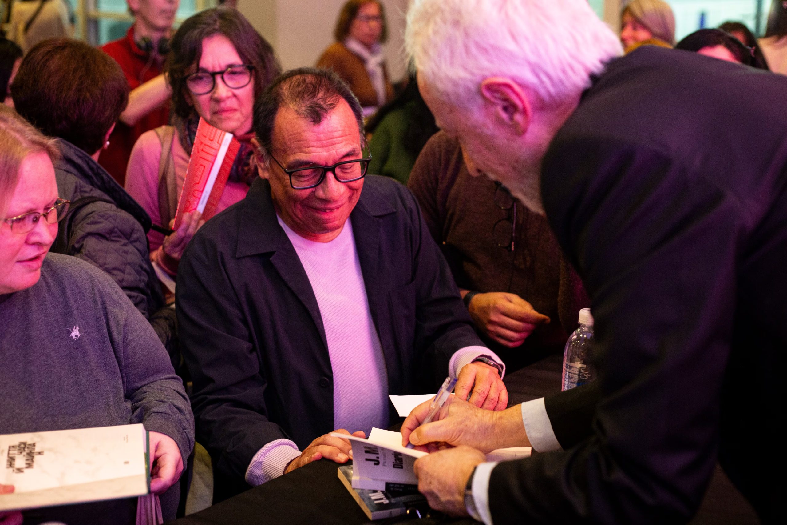 En la Feria del LIbro, Coeetzee firmó ejemplares y conversó con el público.