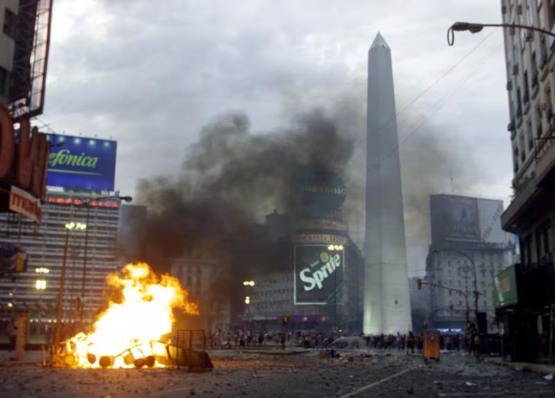 2001 | La crisis en las calles. Durante las jornadas del 19 y 20 de diciembre, el Obelisco fue uno de los escenarios centrales de la rebelión social y política que sacudió al país. (Reuters Mariana Bazo)