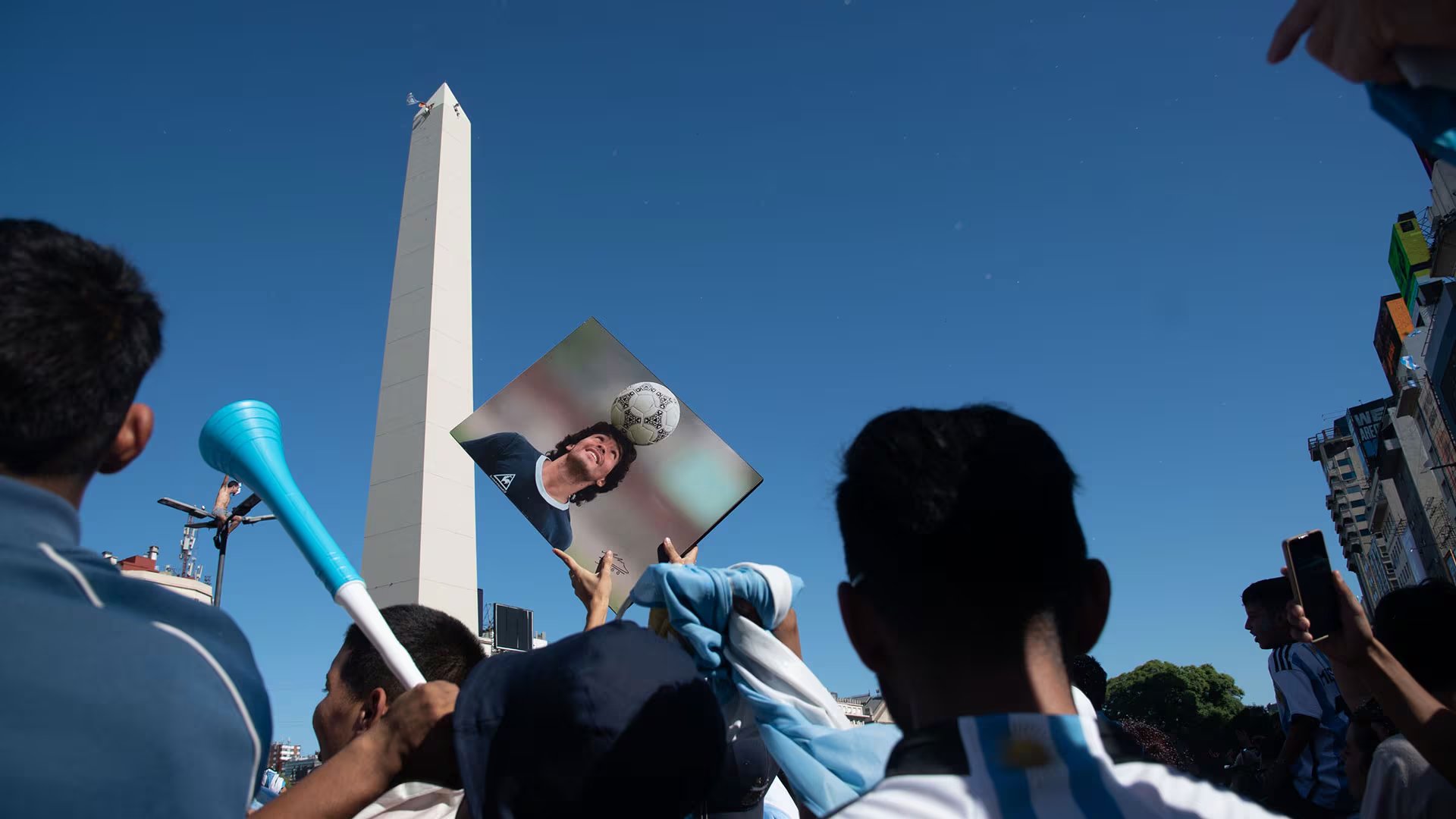 Cientos de miles de hinchas tiñeron de celeste y blanco en 2022 en la zona del Obelisco. Maradona en el recuerdo. (Télam)