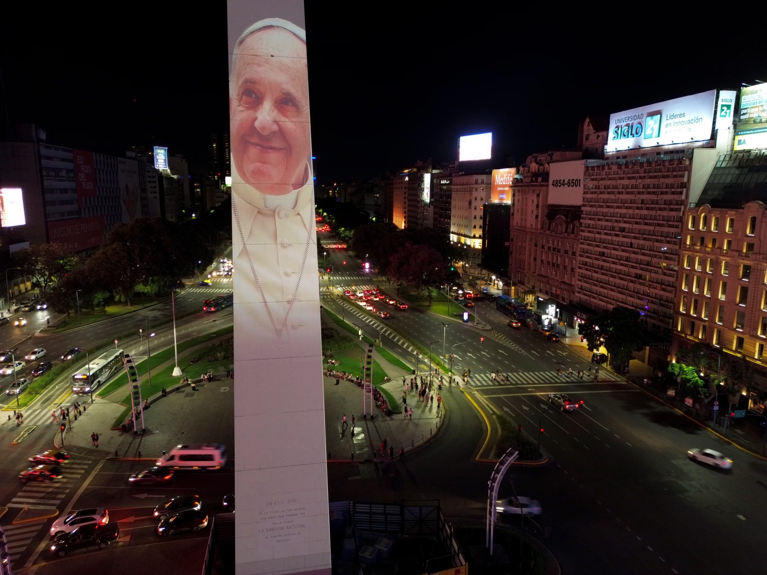 Una fotografía del papa Francisco se proyecta en el Obelisco de Buenos Aires, Argentina, el sábado 22 de febrero de 2025. (Foto AP/Natacha Pisarenko)