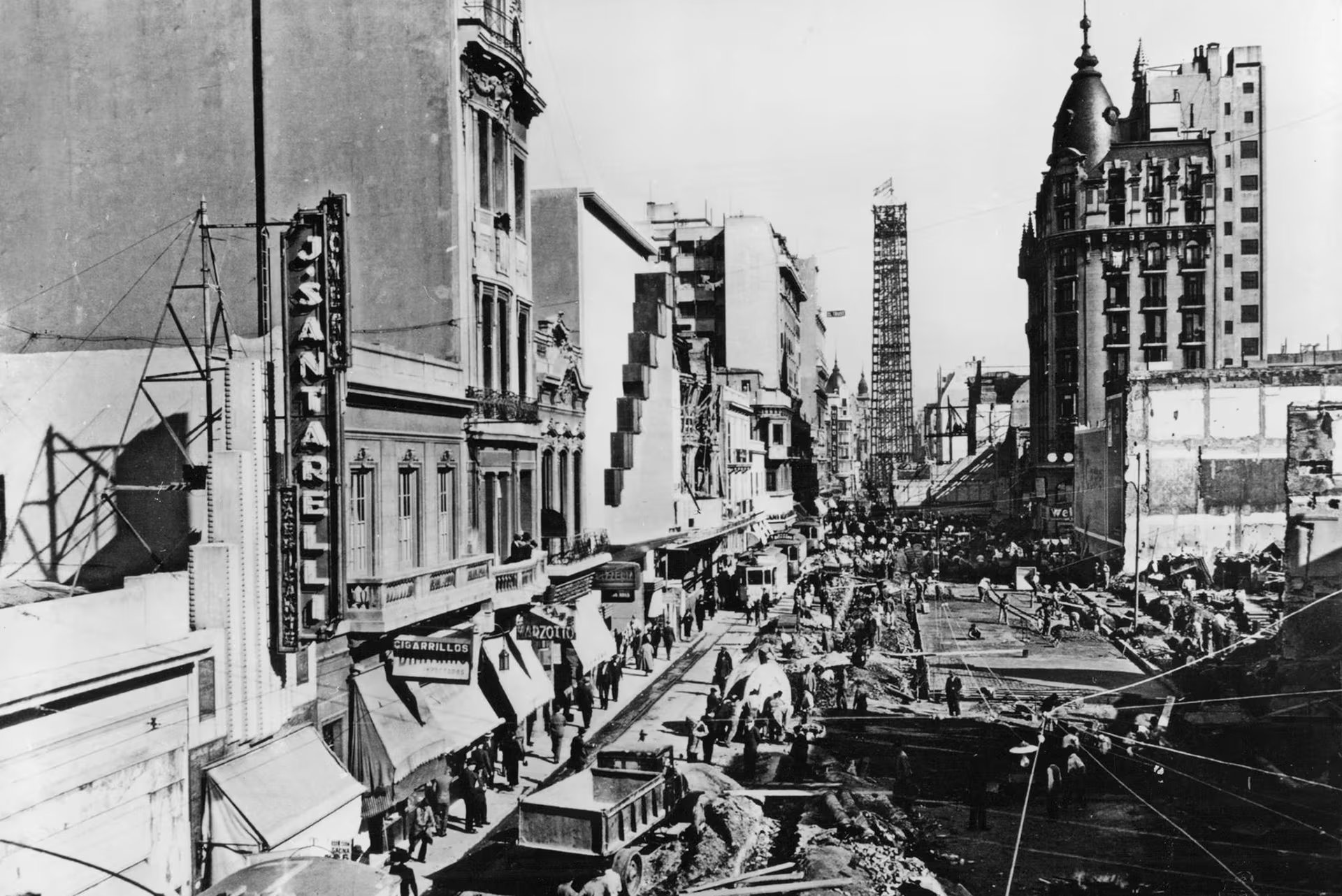 Ensanche de la calle Corrientes, desde Esmeralda hacia el Oeste.
