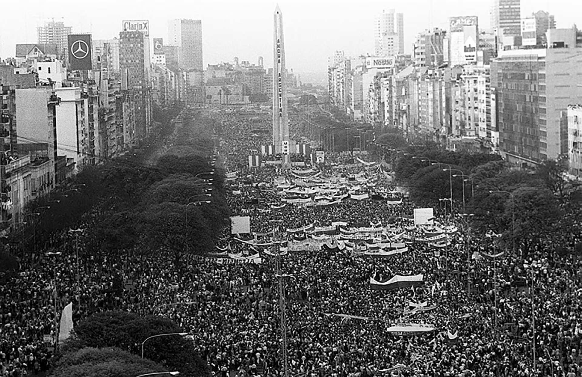 Vista de la multitud que se congregó en el Obelisco porteño para el cierre de la campaña electoral de Raúl Alfonsín (Octubre 1983).
Foto: Telam
